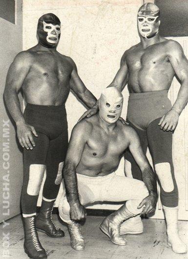 El Santo, en el centro, junto a otros dos grandes luchadores mexicanos: Blue Demon (izquierda) y Aníbal (derecha) en 1969. | Foto: Flickr