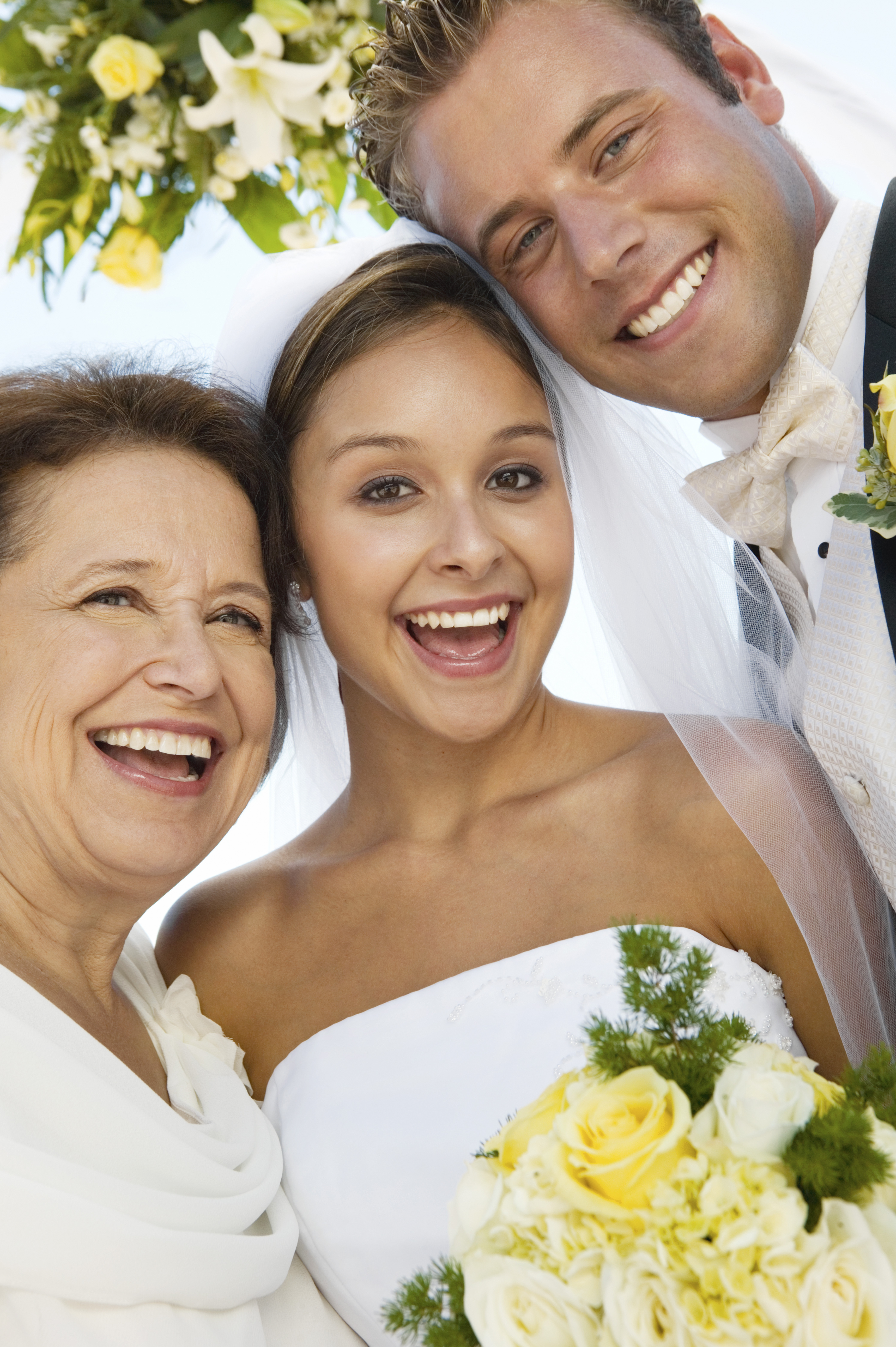 Unos novios con su madre el día de su boda | Foto: Shutterstock