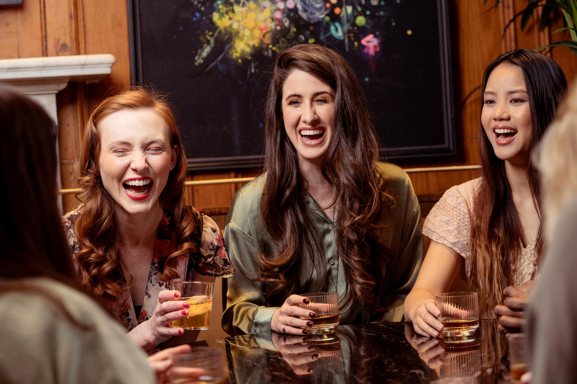 Amigos riendo | Fuente: Unsplash