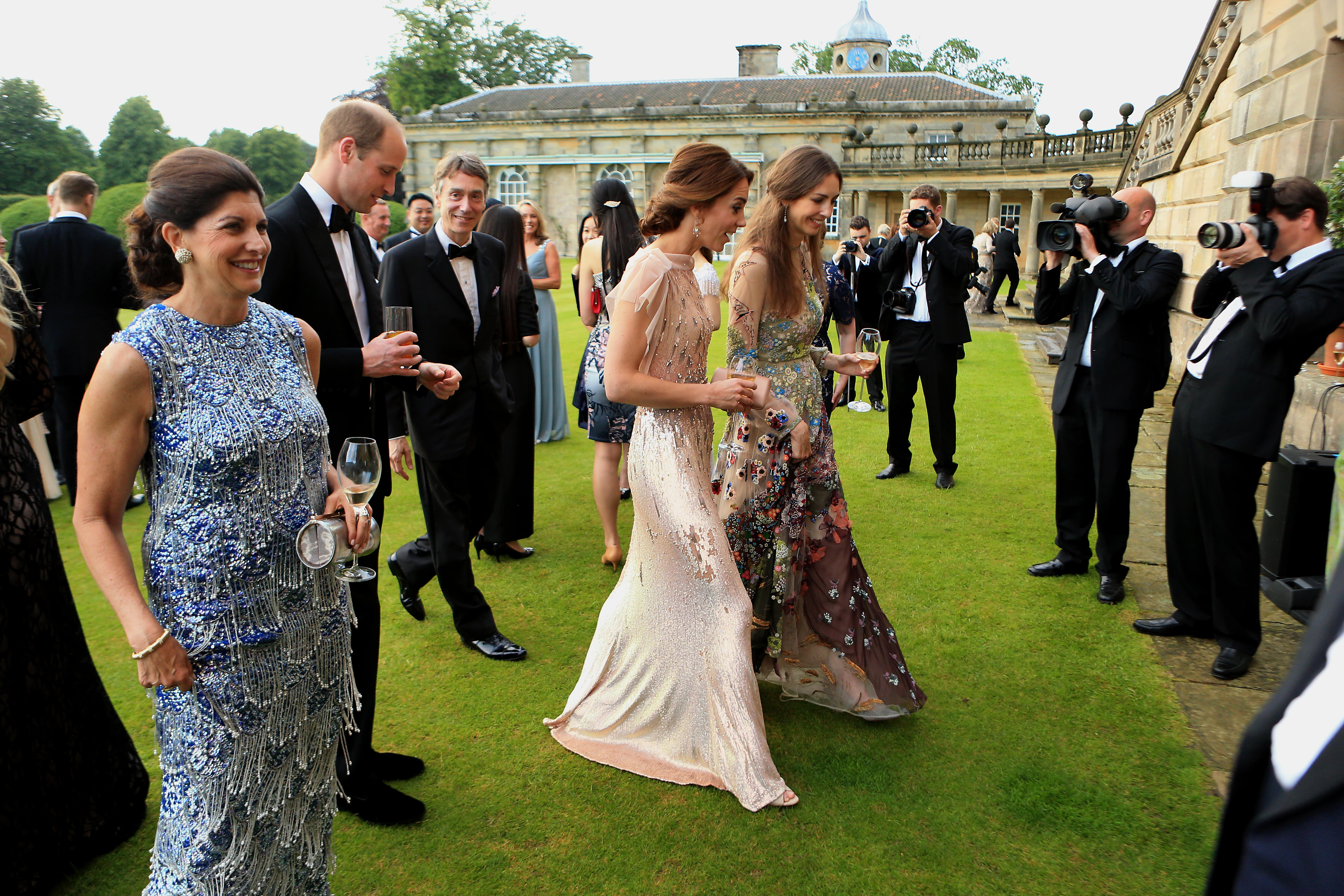 El príncipe William, Catherine, duquesa de Cambridge, David Cholmondeley, marqués de Cholmondeley y Rose Cholmondeley, marquesa de Cholmondeley en una cena de gala el 22 de junio de 2016 en King's Lynn, Inglaterra | Foto: Getty Images