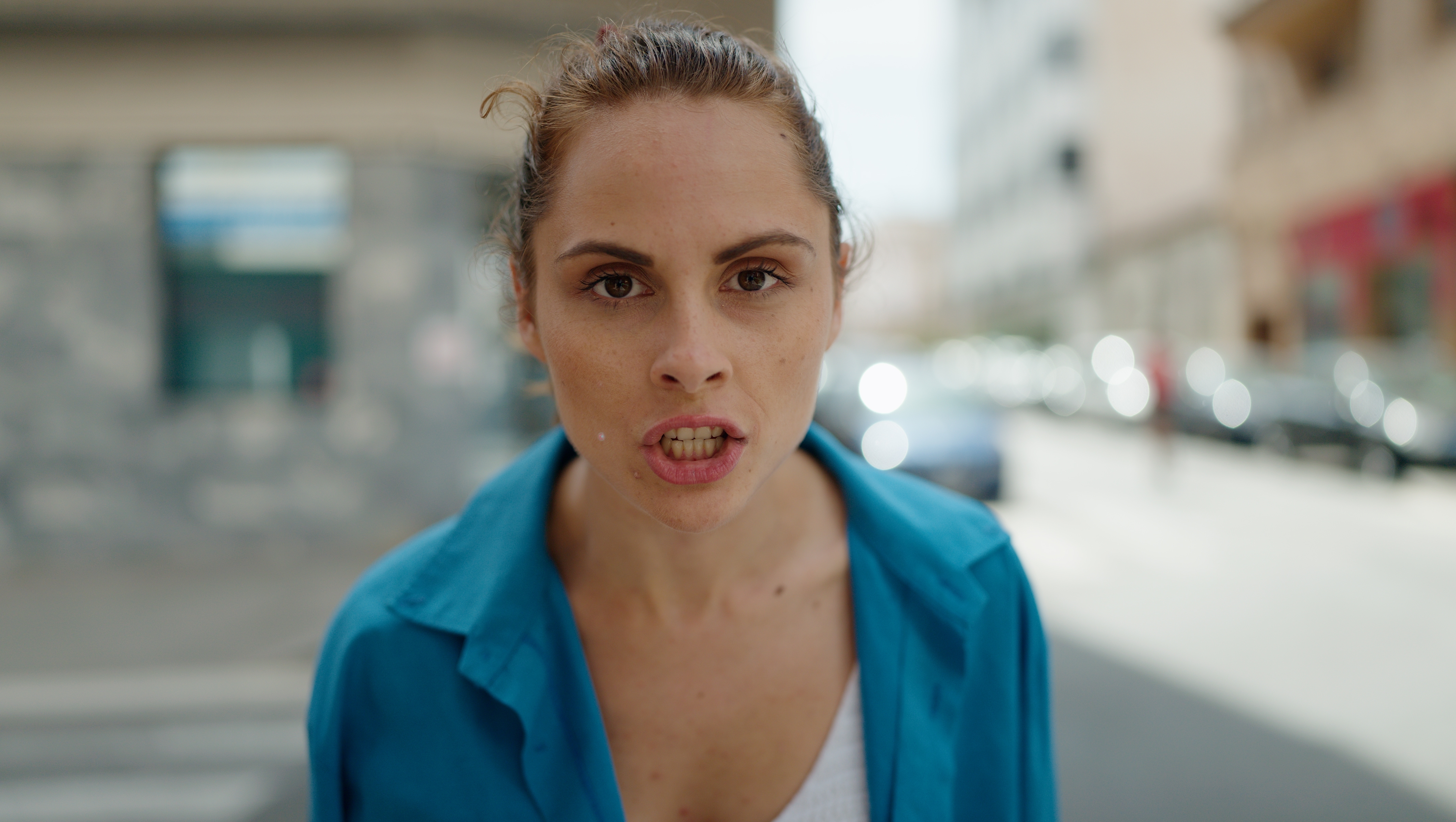 Mujer joven enfadada. | Fuente: Shutterstock