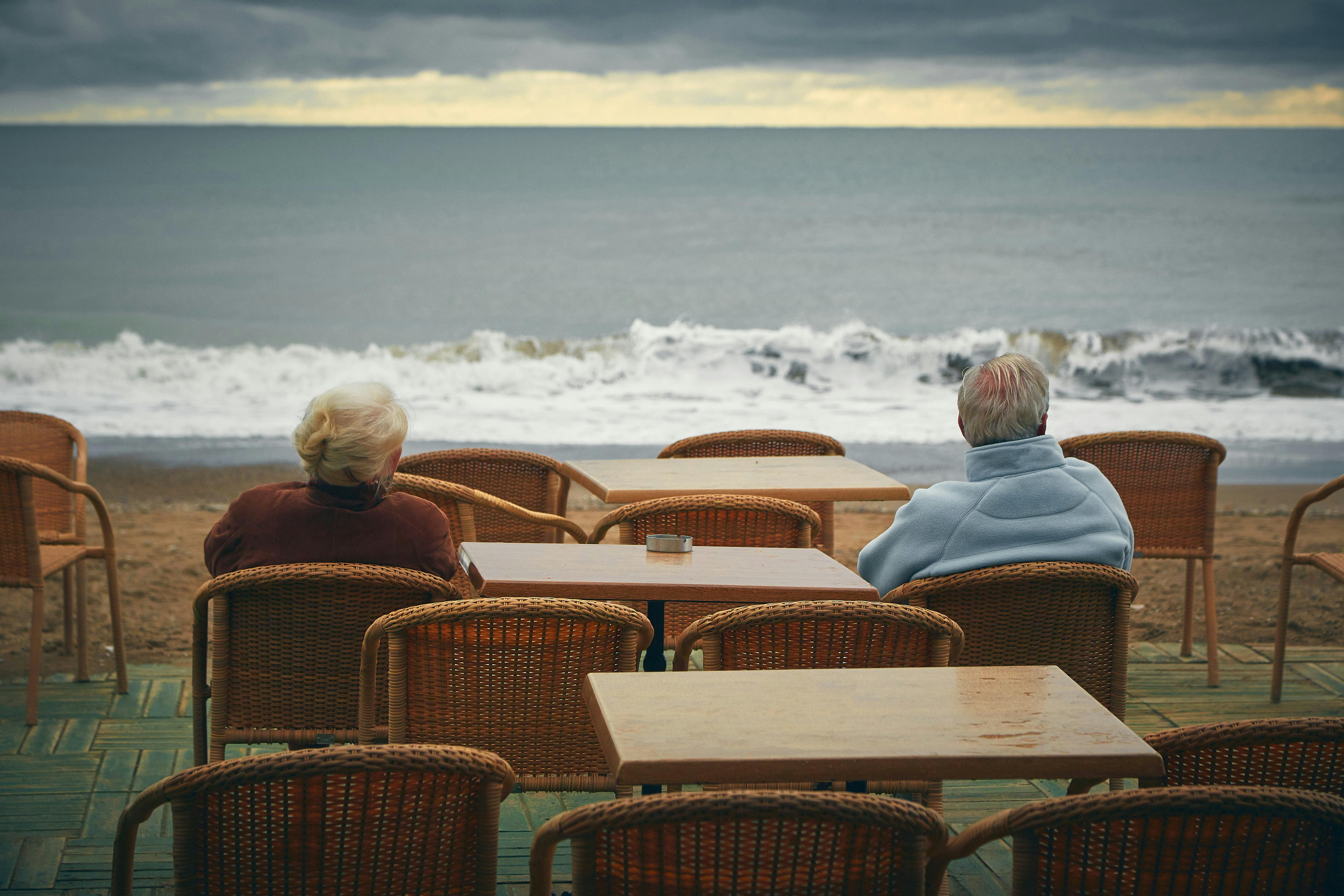 Una pareja de ancianos mirando el mar de vacaciones | Fuente: Pexels