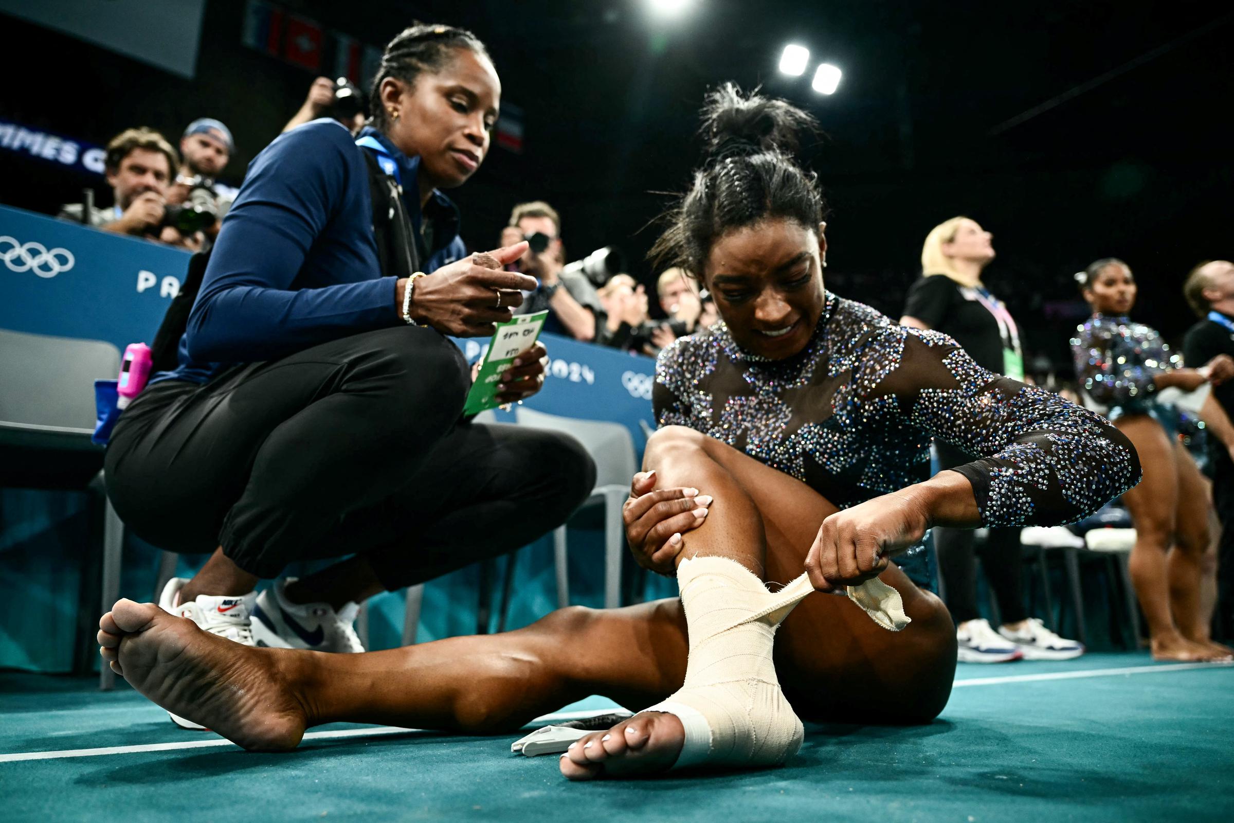 Marcia Faustin y Simone Biles durante la clasificación femenina de gimnasia artística en París, Francia, el 28 de julio de 2024 | Fuente: Getty Images