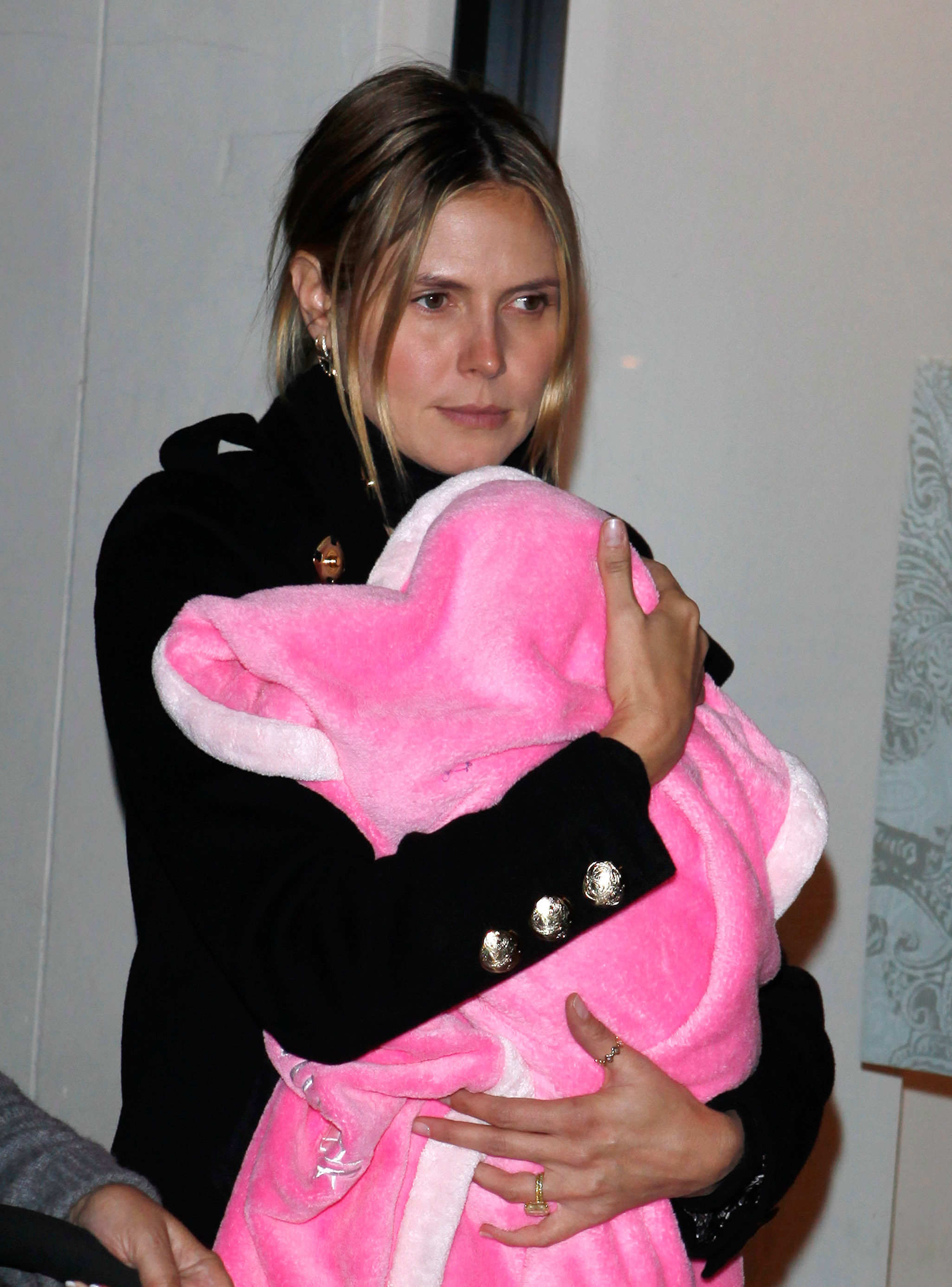 Heidi Klum en brazos de su hija Lou Samuel en Los Ángeles el 6 de diciembre de 2009 | Fuente: Getty Images