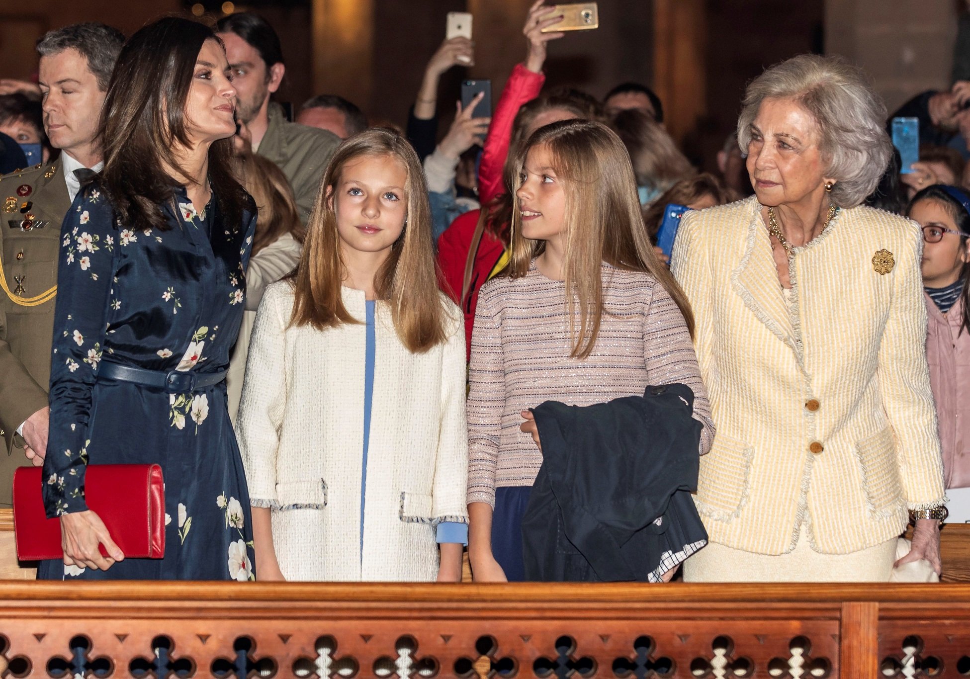 La Reina Letizia de España, la Princesa Leonor de España, la Princesa Sofía de España y la Reina Sofía de España en la misa de pascua de la Catedral de Palma de Mallorca en 2019. || Fuente: Getty Images