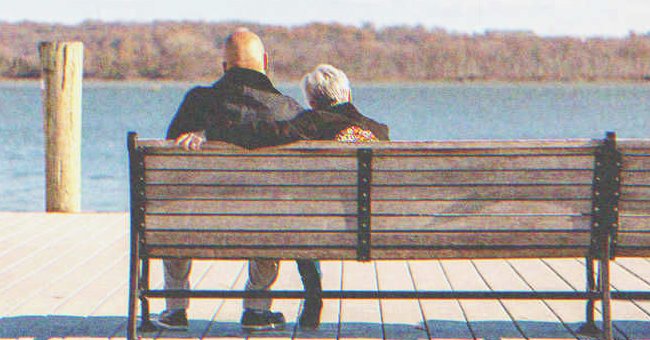 Pareja de ancianos sentada en un banco | Foto: Shutterstock