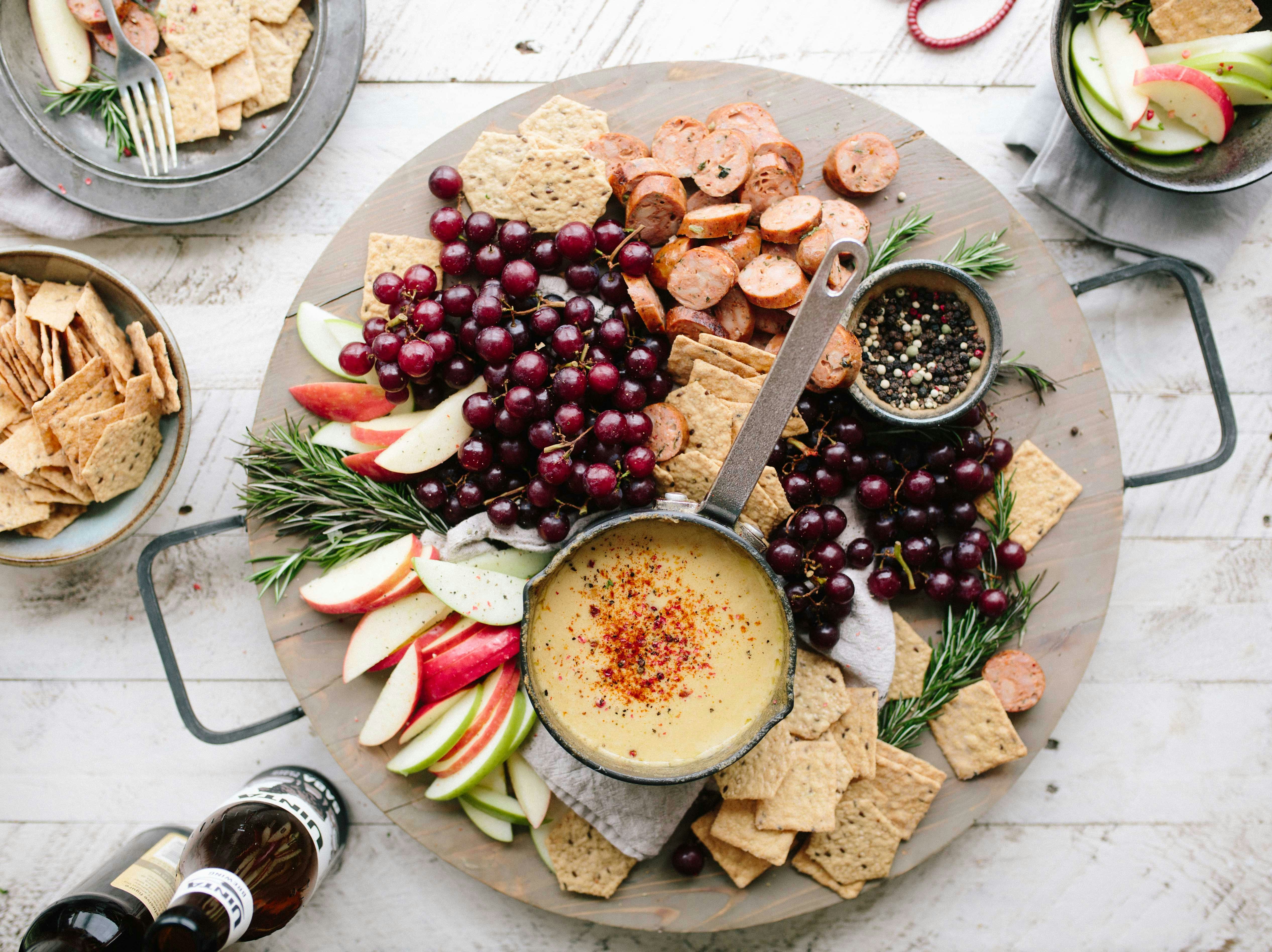 Una bandeja con aperitivos saludables | Fuente: Unsplash