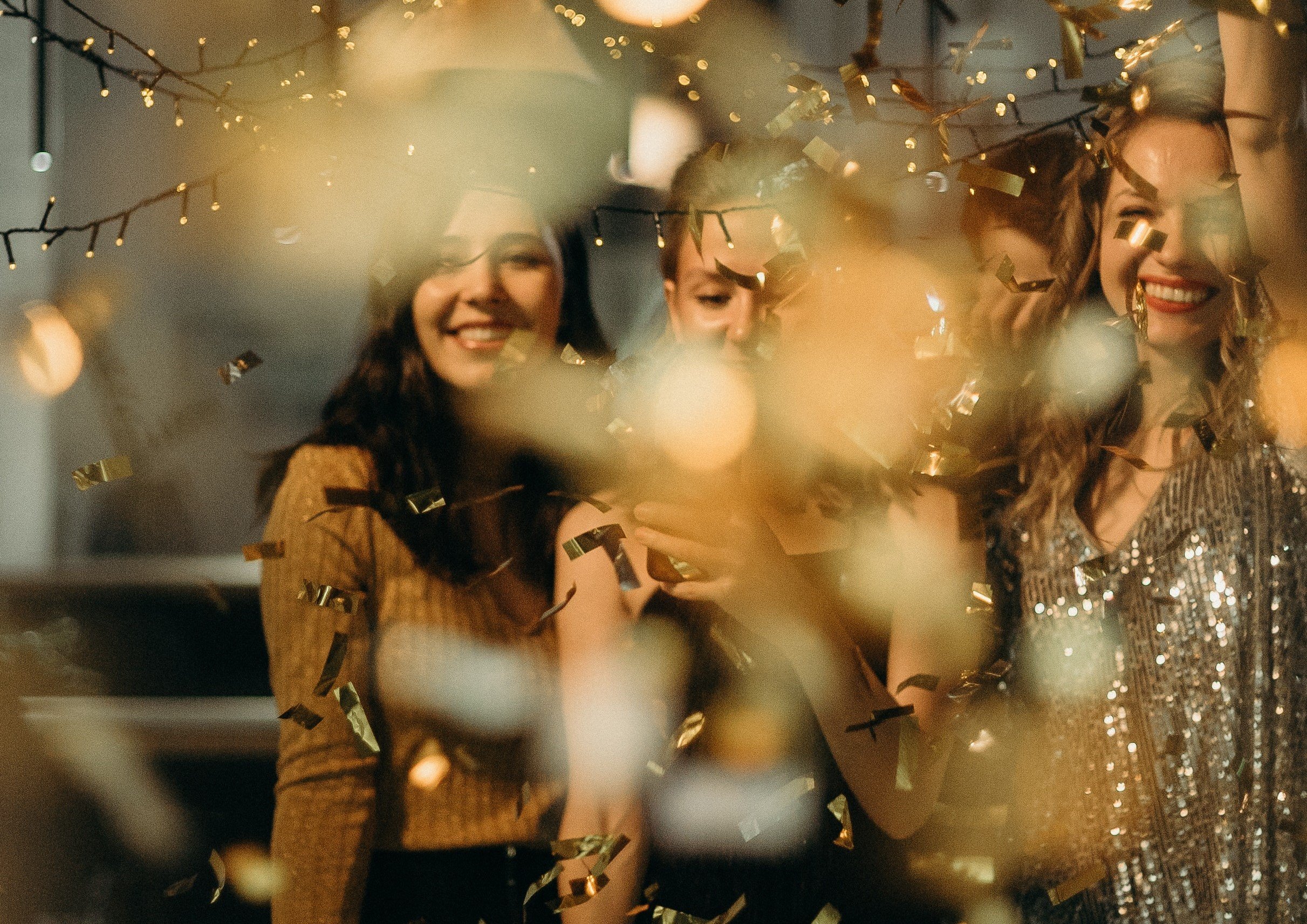 Varias mujeres reunidas en una fiesta navideña. | Foto: Pexels