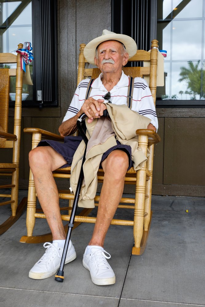 Un anciano sentado en una mecedora. | Foto: Shutterstock.