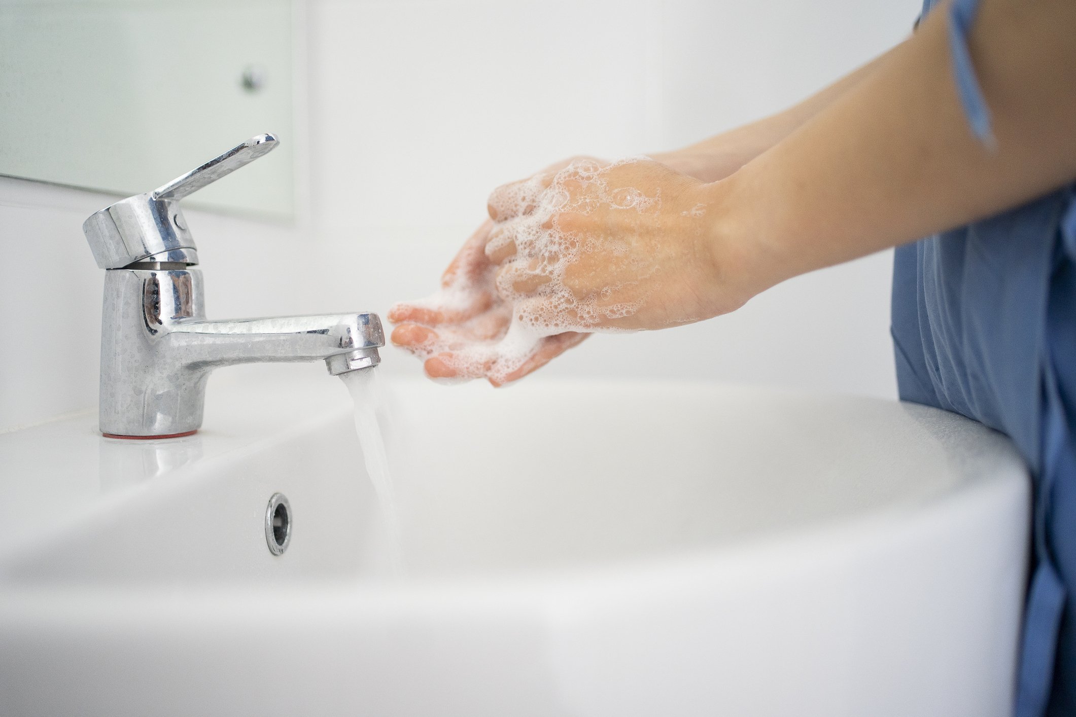 Médico lavándose las manos para prevenir el Covid-19.| Foto: Getty Images