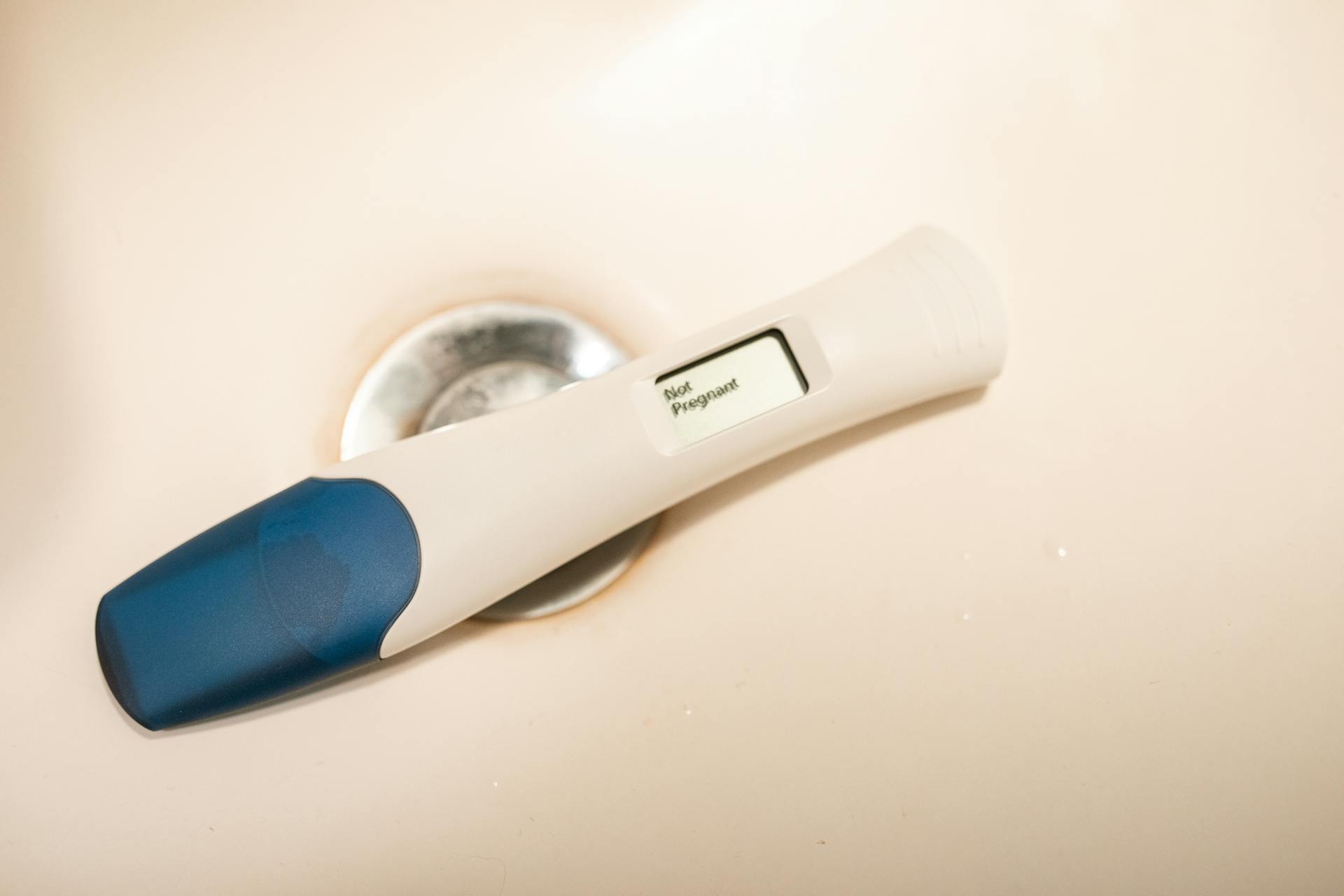 Una prueba de embarazo con resultado negativo | Fuente: Pexels