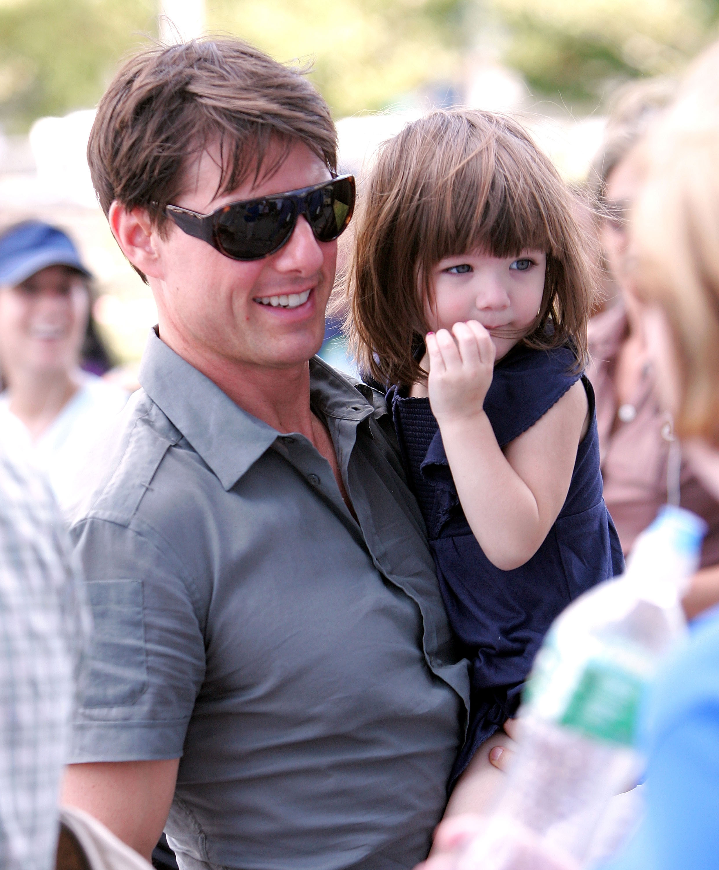 Tom Cruise y Suri Cruise en las calles de Manhattan en Nueva York, el 16 de agosto de 2008 | Foto: Getty Images