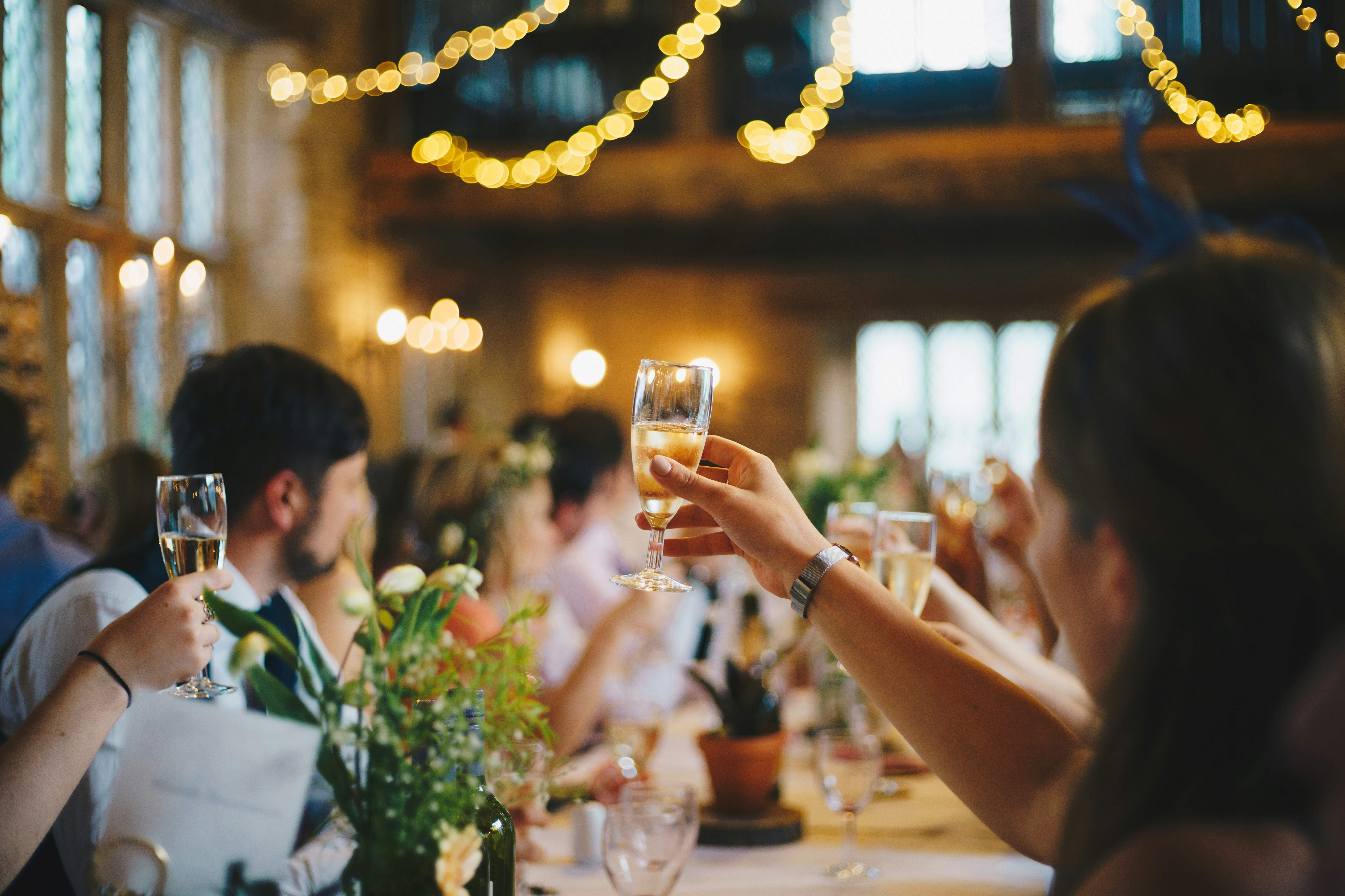 Gente en un banquete de boda | Fuente: Unsplash