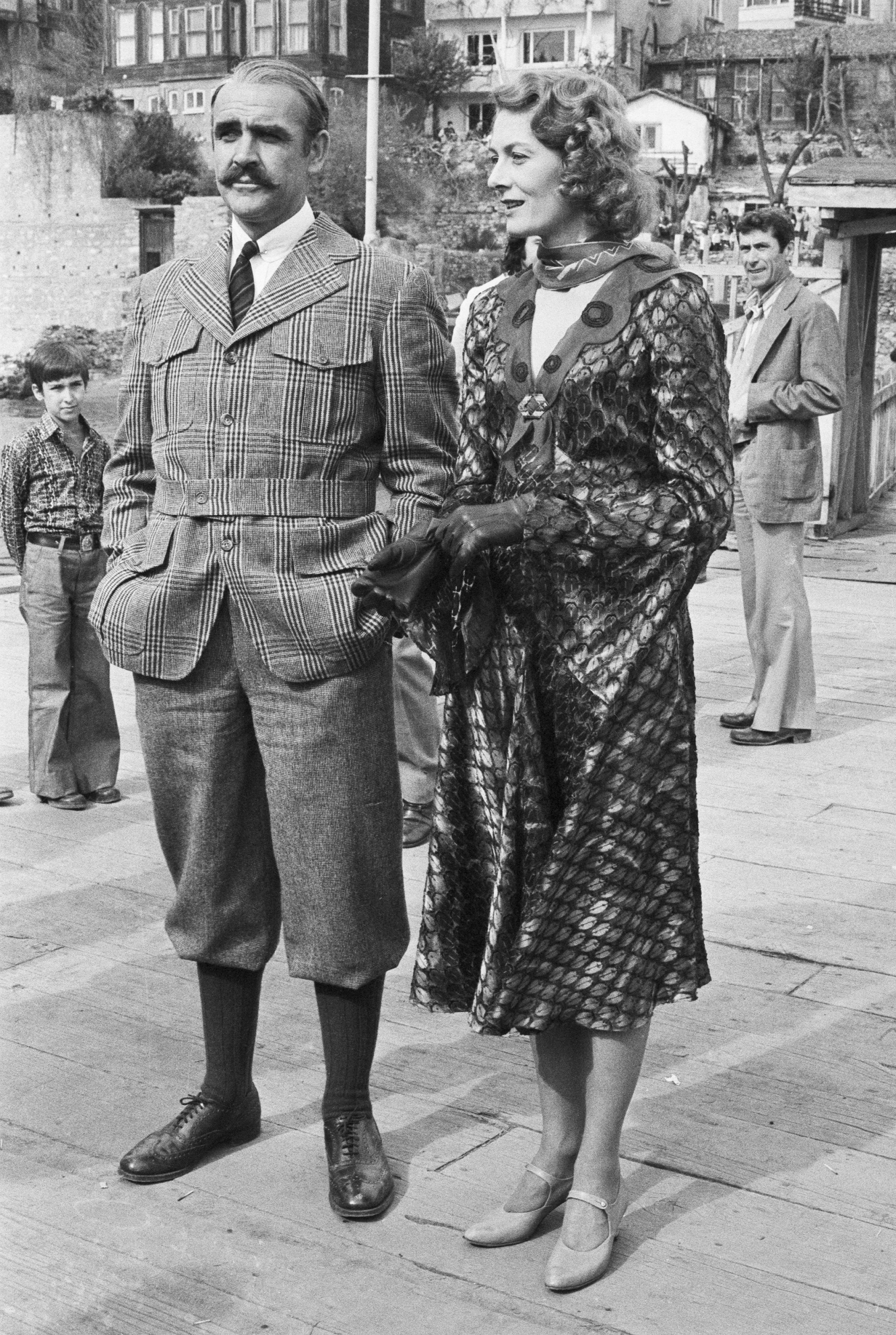 Sean Connery y la actriz durante el rodaje de "Murder on the Orient Express" el 21 de mayo de 1974, en Estambul | Fuente: Getty Images