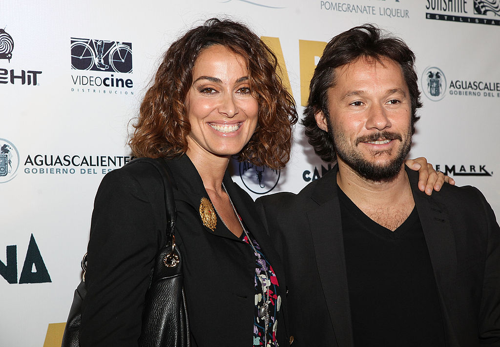 El cantante Diego Torres (derecha) y su esposa Débora Bello asisten al estreno de "Abel" en la Ciudad de México, en el Cinemark Reforma 222, el 25 de mayo de 2010. | Fuente: Getty Images