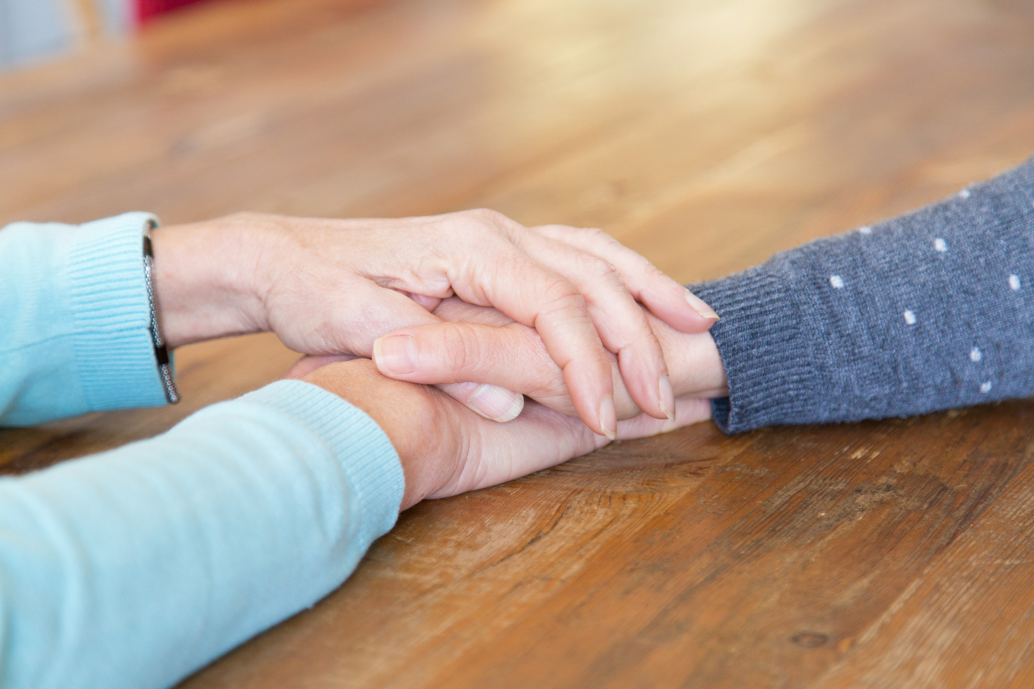 Una mujer mayor tomando de la mano a una joven | Fuente: Freepik