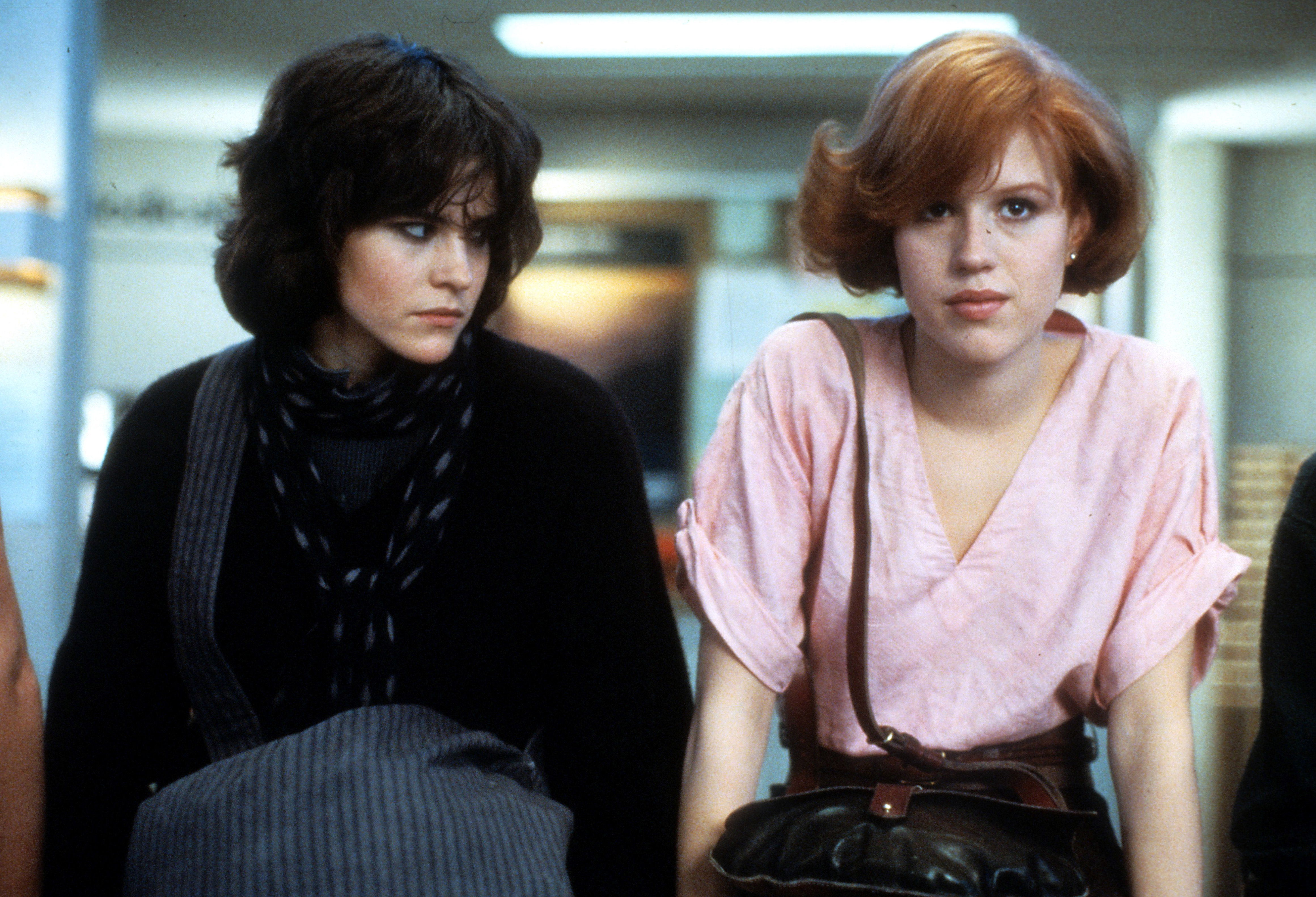 La actriz y Molly Ringwald en el set de "El club de los cinco", 1985 | Fuente: Getty Images
