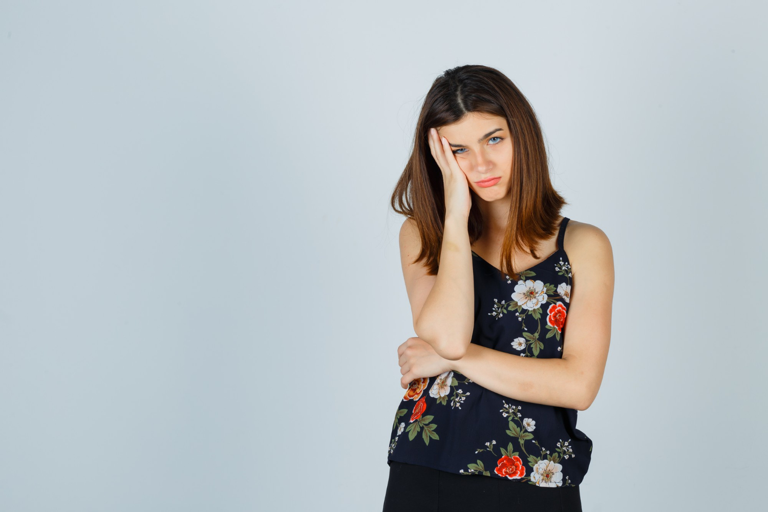 Una mujer angustiada | Fuente: Freepik