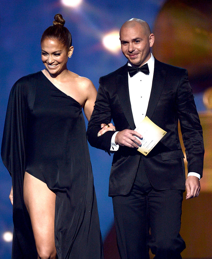 Jennifer Lopez (izq.) y el artista musical Pitbull hablan sobre el escenario durante la 55.ª edición anual de los premios GRAMMY en el STAPLES Center, el 10 de febrero de 2013 en Los Ángeles, California. | Fuente: Getty Images