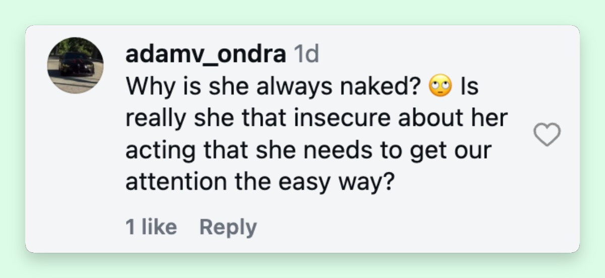 Un internauta critica el atuendo revelador de Lily-Rose Depp en el rodaje de "Playmates". Las fotos generaron reacciones divididas en redes, con comentarios sobre su vestimenta y carrera como actriz. | Fuente: Instagram/backgrid_usa