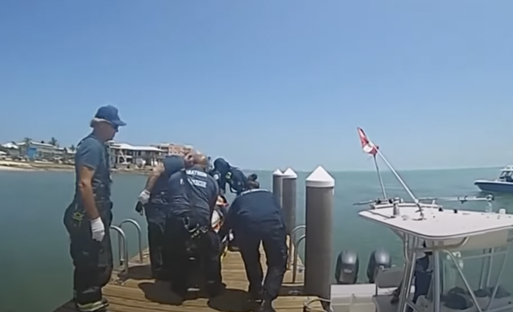 Socorristas en un muelle de Florida. | Foto: YouTube/WPLG Local 10