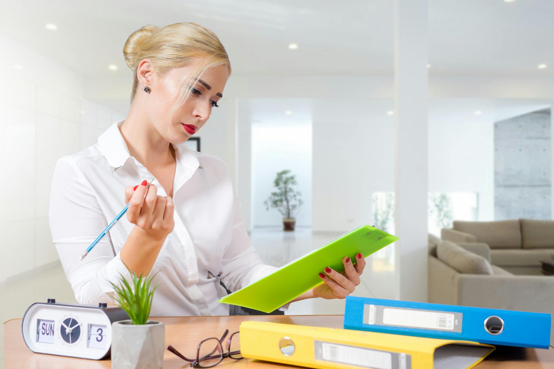Una recepcionista mirando un horario mientras está de pie detrás de un escritorio | Fuente: Pexels