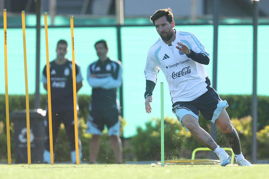 El argentino Lionel Messi corre durante una sesión de entrenamiento en el centro de entrenamiento Lionel Messi el 5 de octubre de 2026 en Ezeiza, Argentina. | Fuente: Getty Images