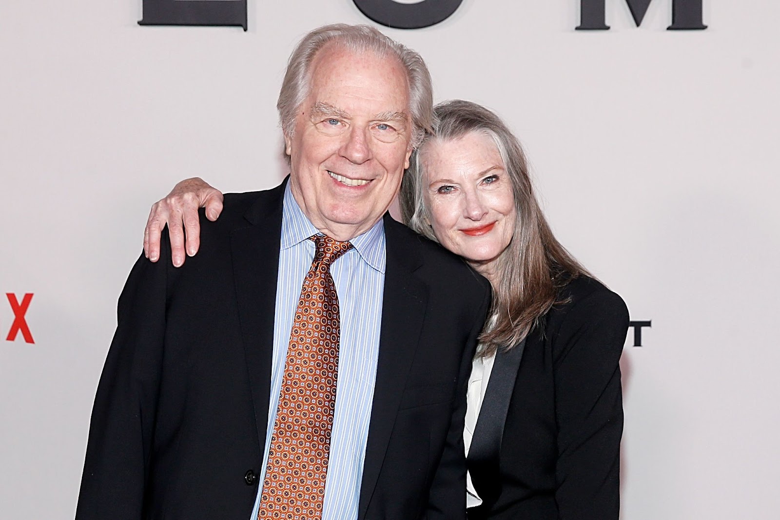 Michael McKean y la actriz asistieron al estreno en Nueva York de la segunda temporada de "The Diplomat" el 28 de octubre de 2024. La pareja, con más de dos décadas de matrimonio, irradió calidez y apoyo mientras marcaban otro hito en la carrera de McKean | Fuente: Getty Images