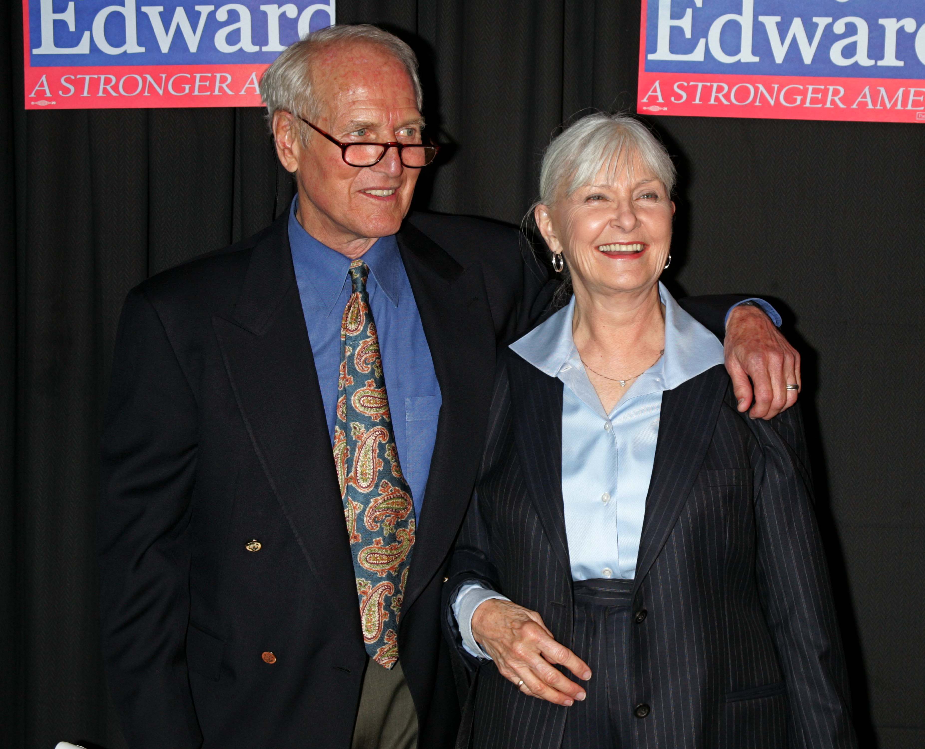 Paul Newman y Joanne Woodward llegan al Radio City Music Hall el 8 de julio de 2004 | Fuente: Getty Images