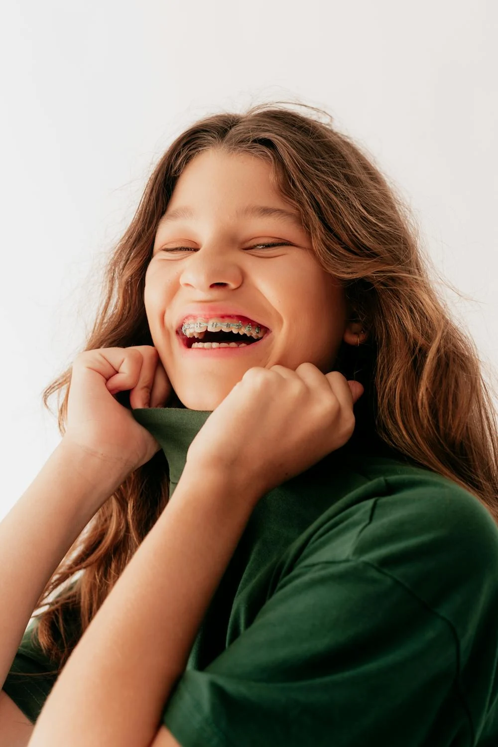 Una joven riendo | Fuente: Pexels