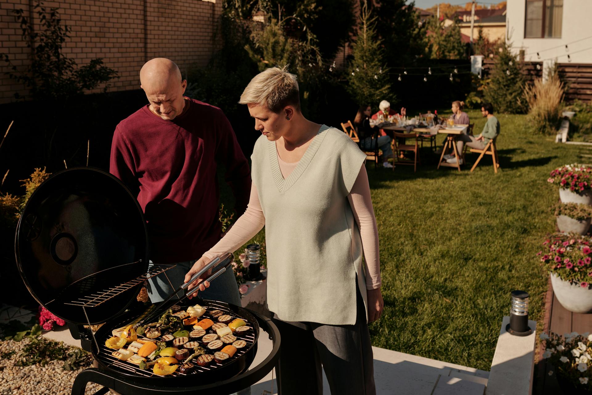 Gente en una barbacoa | Fuente: Pexels