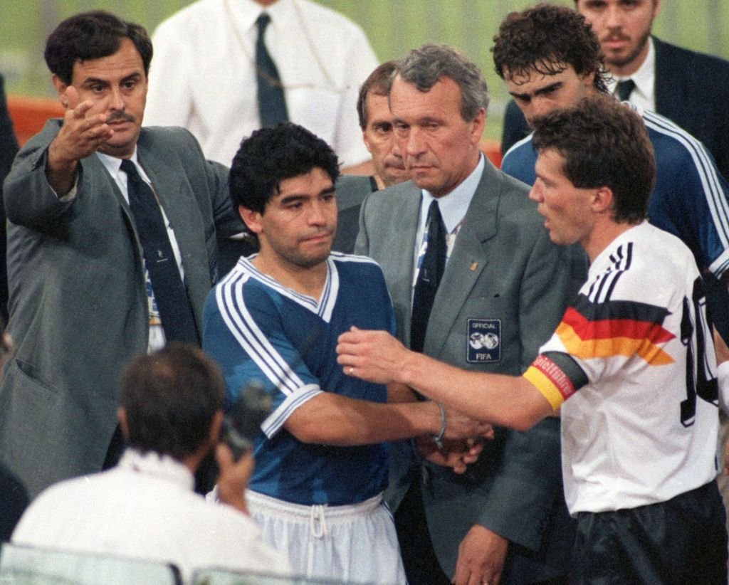 Lothar Matthaeus, capitán de la selección alemana de fútbol, le da la mano a Diego Maradona tras ganar la Copa del Mundo en 1990. | Foto: Getty Images