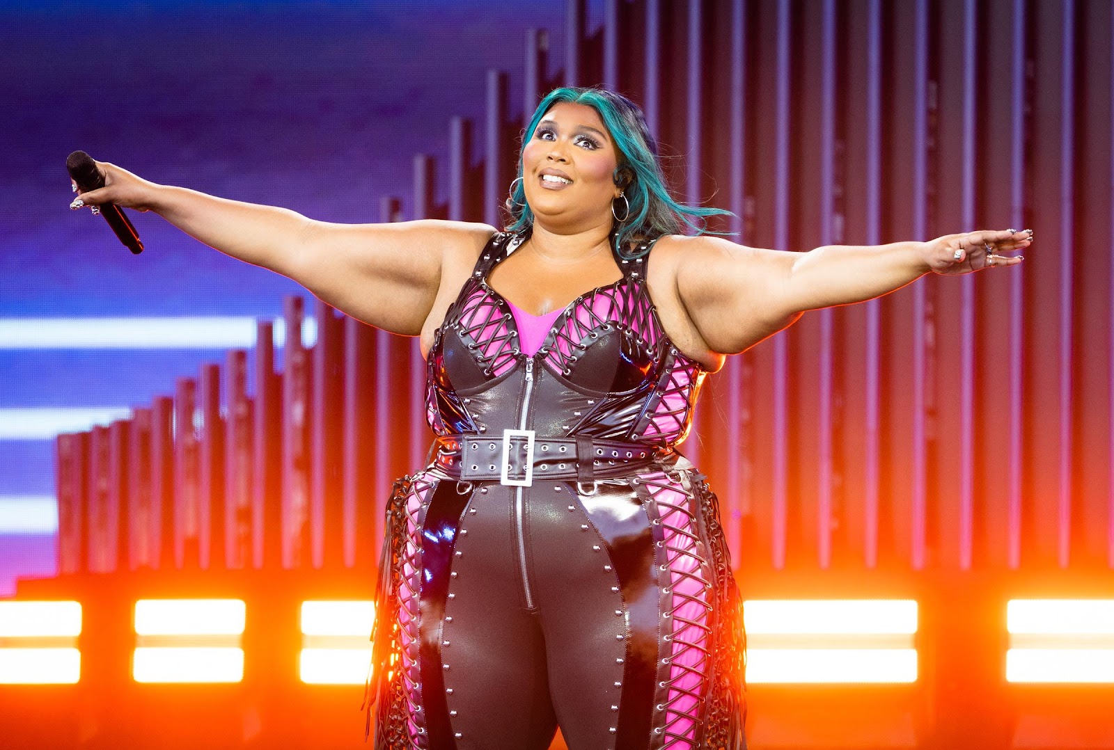 Lizzo actuando el día 4 del Festival de Glastonbury en Somerset, Inglaterra, el 24 de junio de 2023. | Fuente: Getty Images