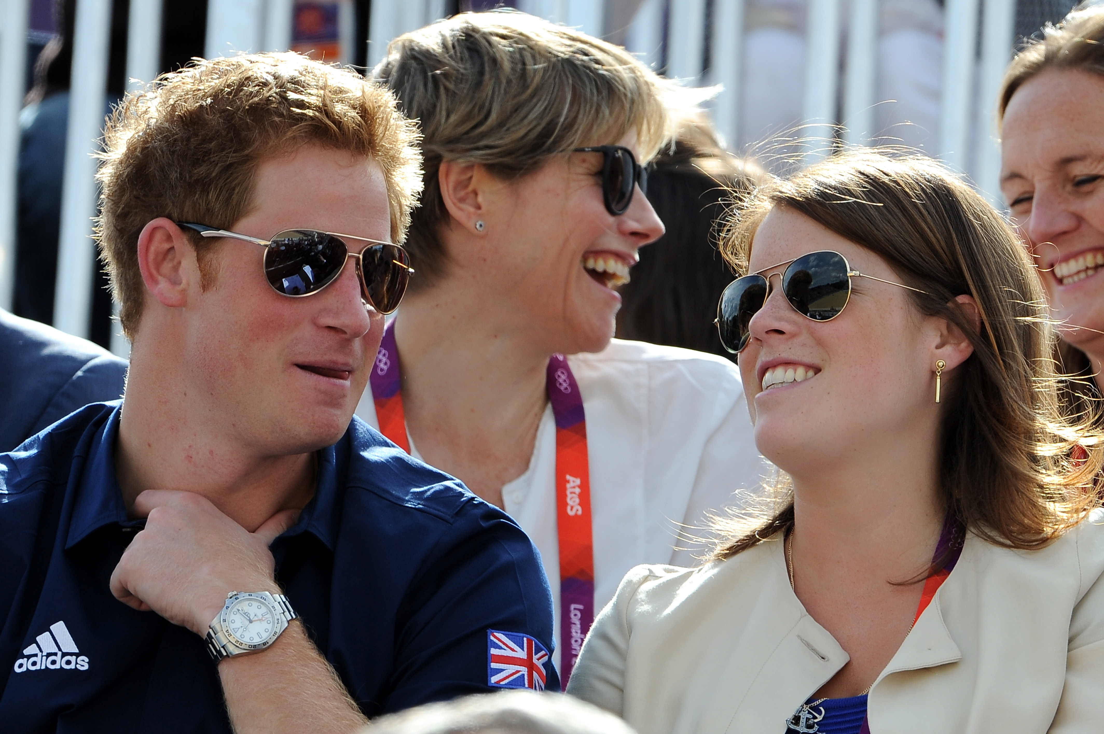 El príncipe Harry y la princesa Eugenie en la prueba hípica Eventing Cross Country el tercer día de los Juegos Olímpicos de Londres 2012 en Greenwich Park el 30 de julio de 2012 en Londres, Inglaterra. | Fuente: Getty Images