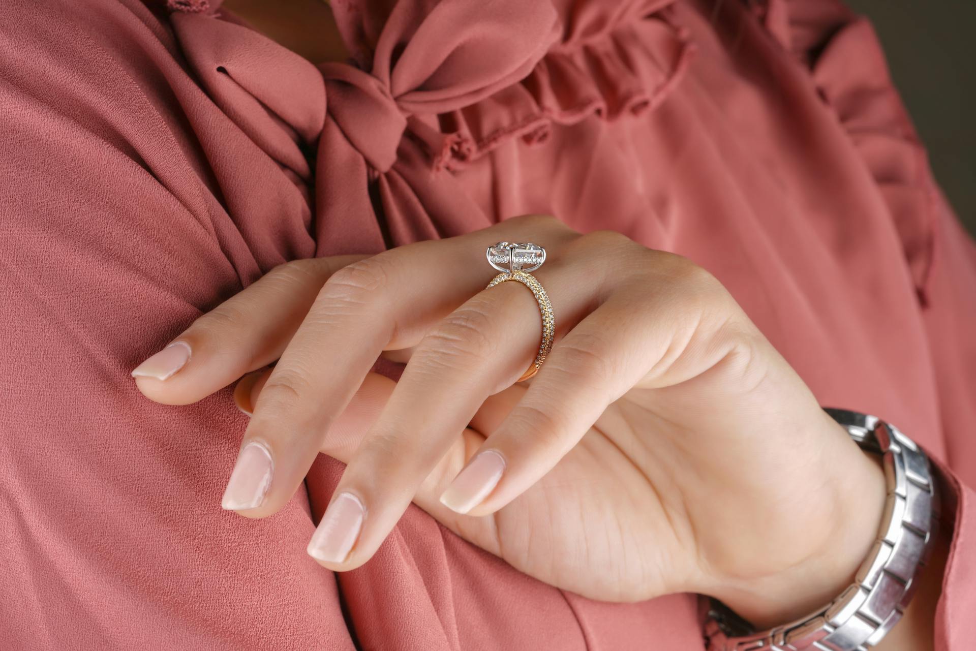 Un anillo en el dedo de una mujer | Fuente: Pexels