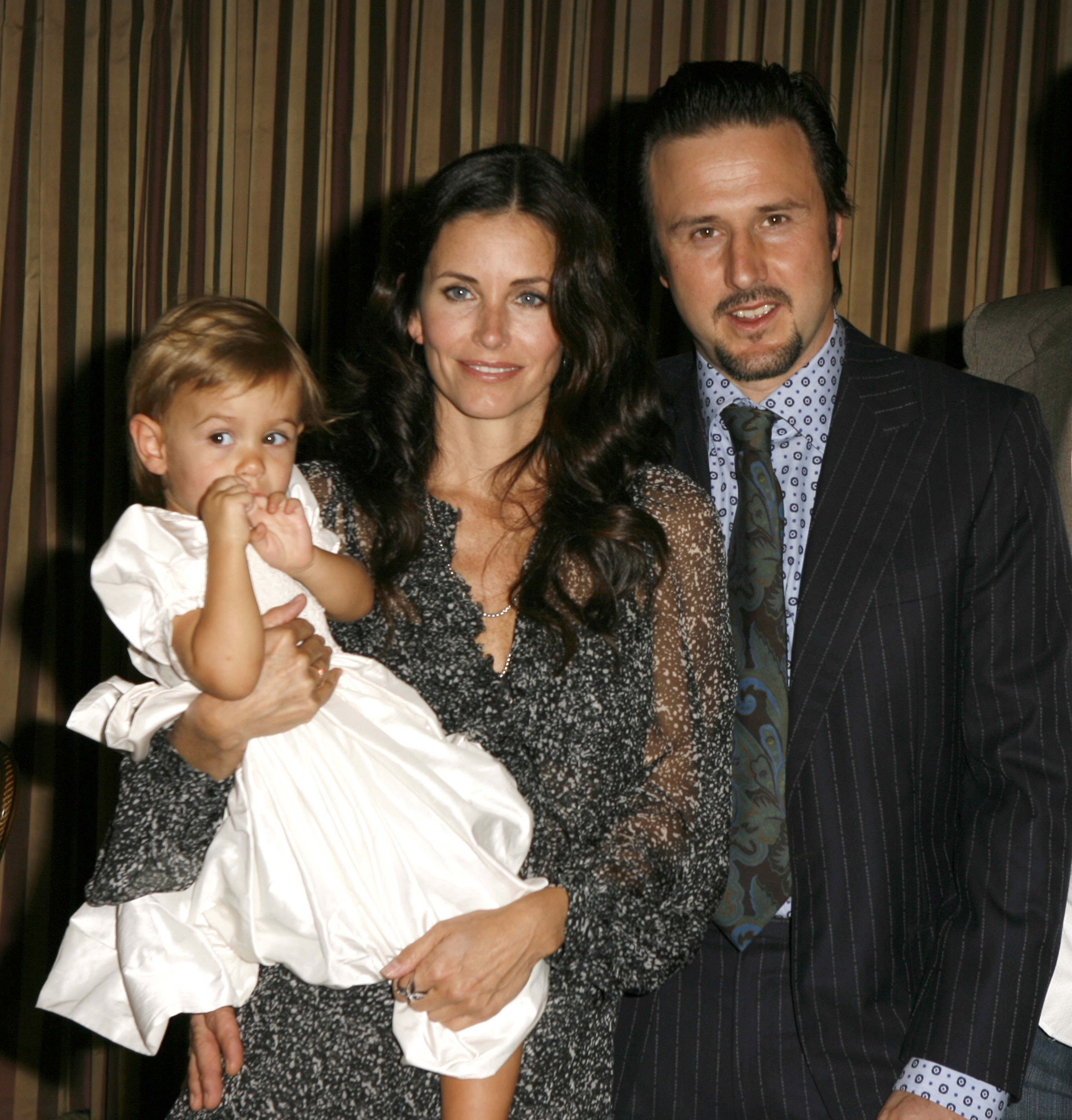 Courteney Cox y David Arquette dieron la bienvenida a su hija Coco en junio de 2004, y Jennifer Aniston, amiga cercana de Courteney y su compañera de reparto en "Friends", se convirtió en su madrina. | Fuente: Getty Images