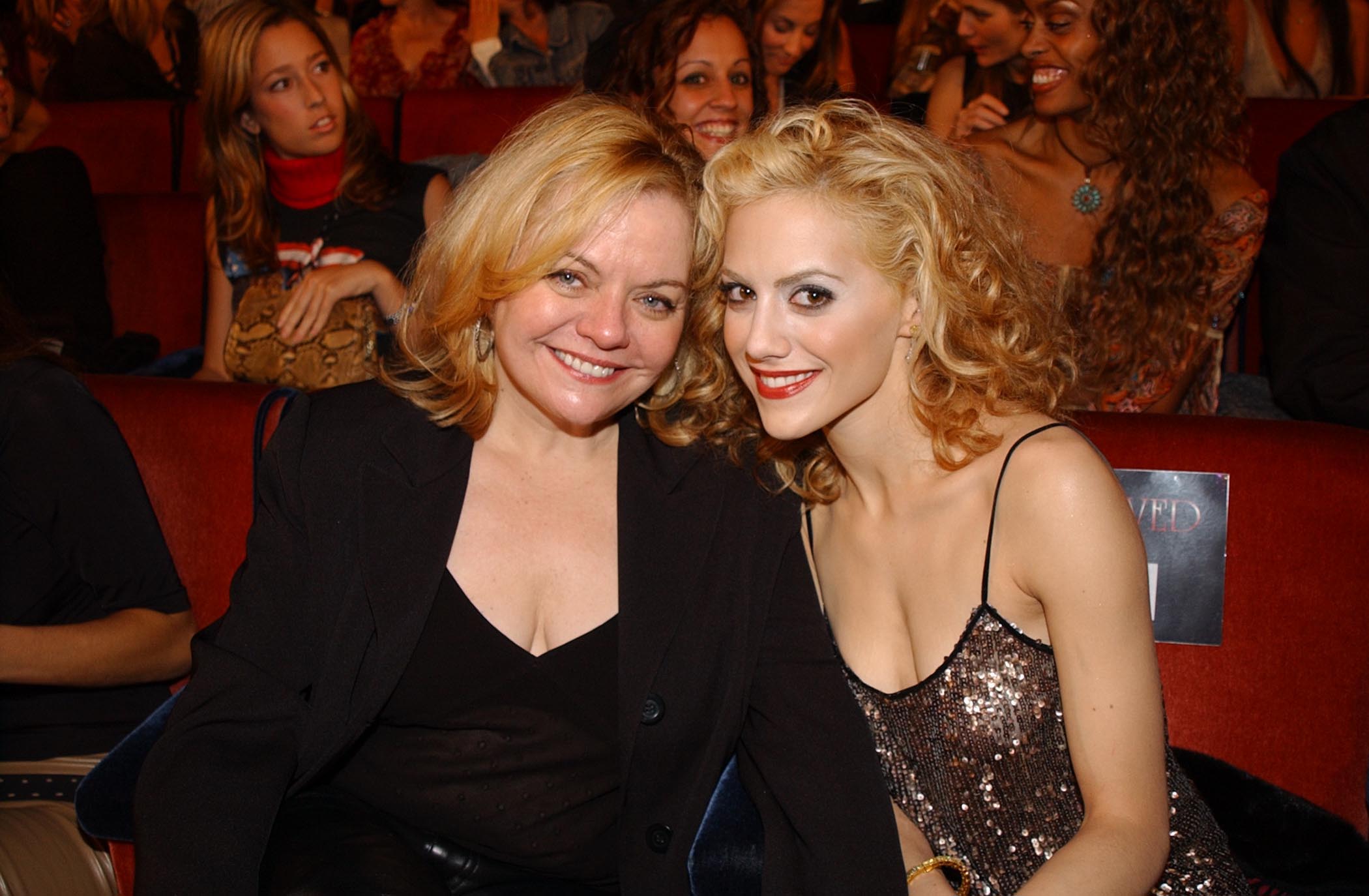 Sharon Murphy y Brittany Murphy durante los VH1 Vogue Fashion Awards 2002 en Nueva York | Foto: Getty Images