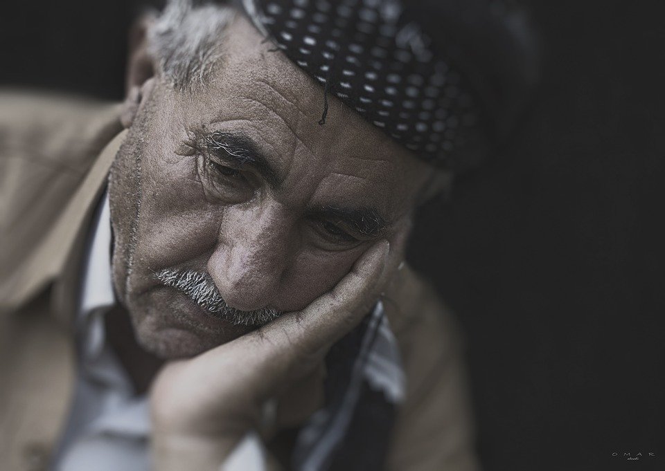 Hombre adulto mayor con gesto de tristeza. | Foto: Pixabay