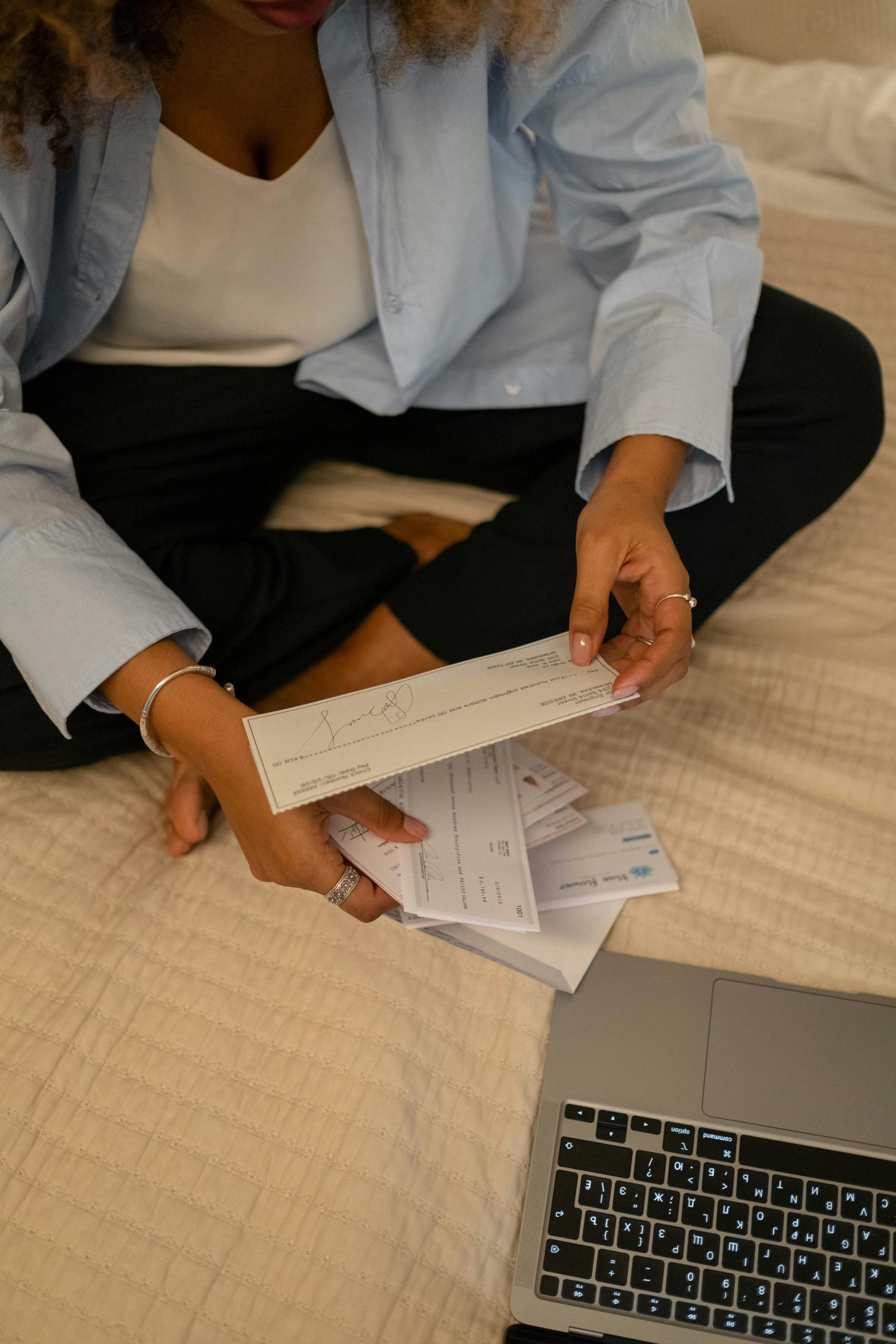 Una mujer sosteniendo un cheque | Fuente: Pexels