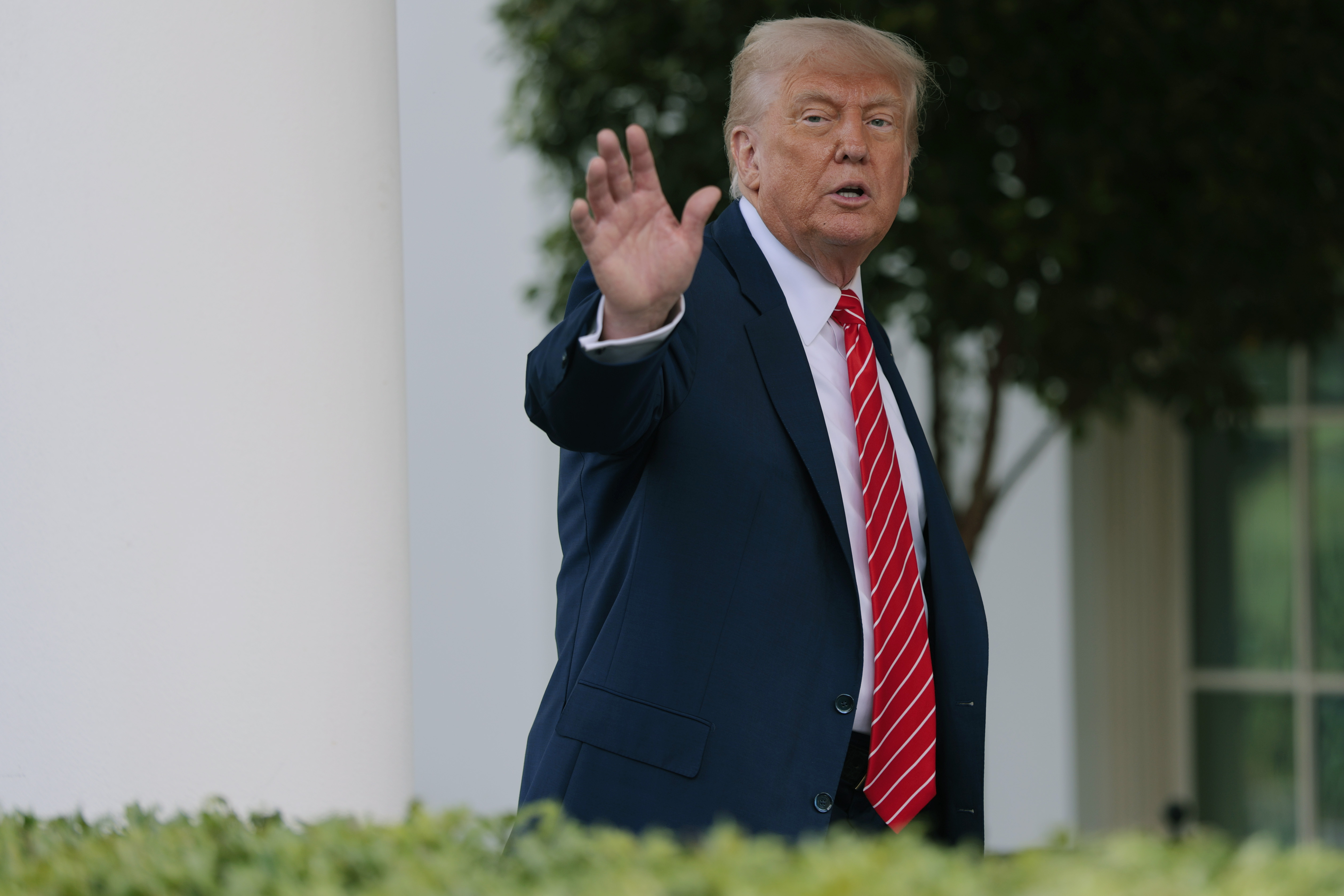 El presidente Donald Trump fuera de la Casa Blanca en Washington, D.C., el 8 de mayo de 2025 | Fuente: Getty Images