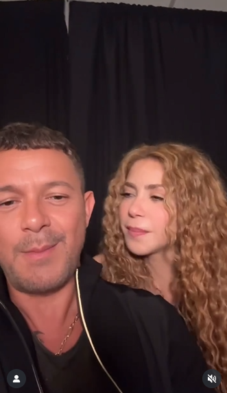 Shakira y Alejandro Sanz compartiendo un momento mientras promocionan su nuevo trabajo en conjunto | Fuente: Instagram/alejandrosanz