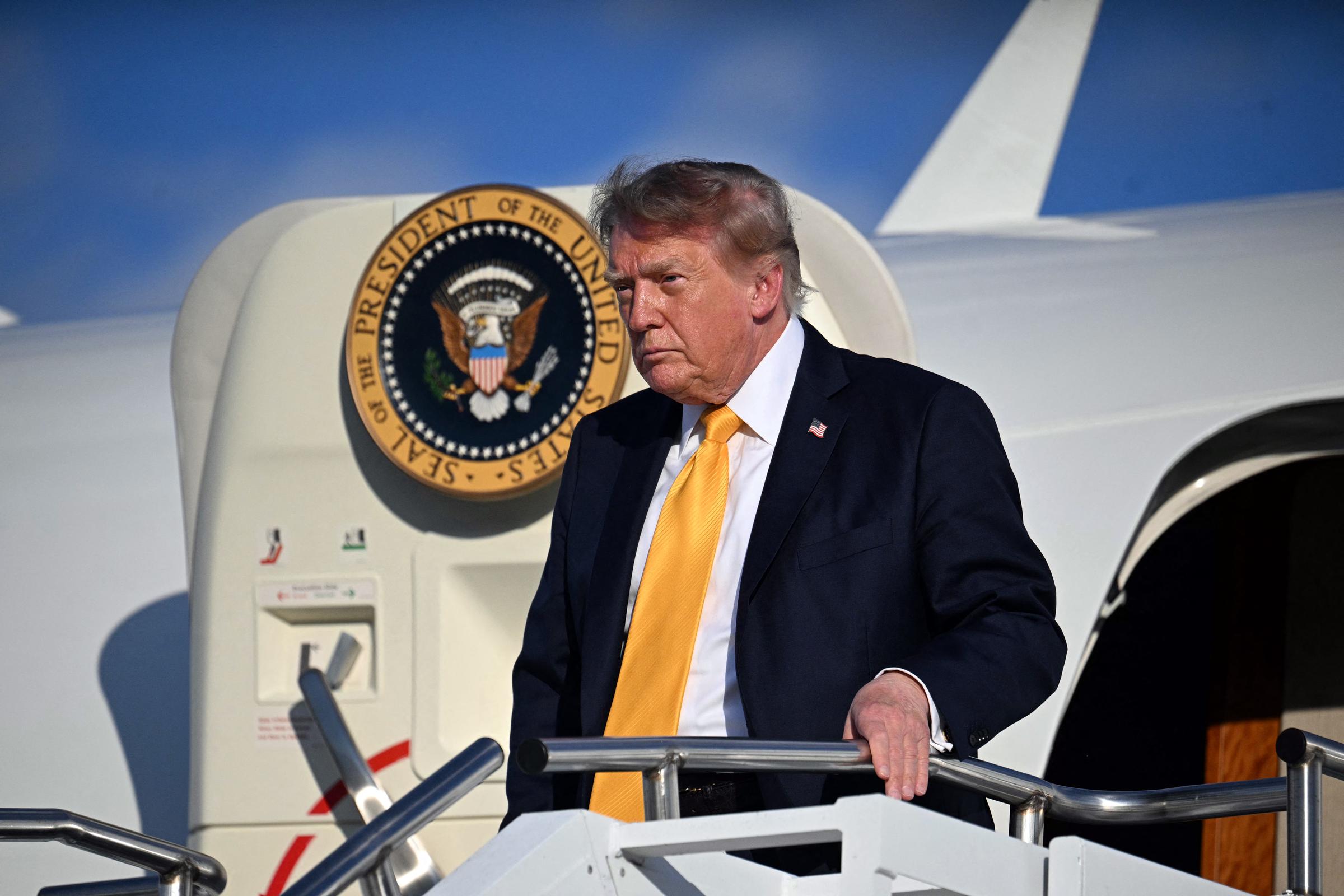 El pelo de Donald Trump, ahora mucho más oscuro, supone un cambio radical respecto a su reciente look rubio dorado al bajar del Air Force One en Morristown, Nueva Jersey, el 4 de septiembre de 2026.