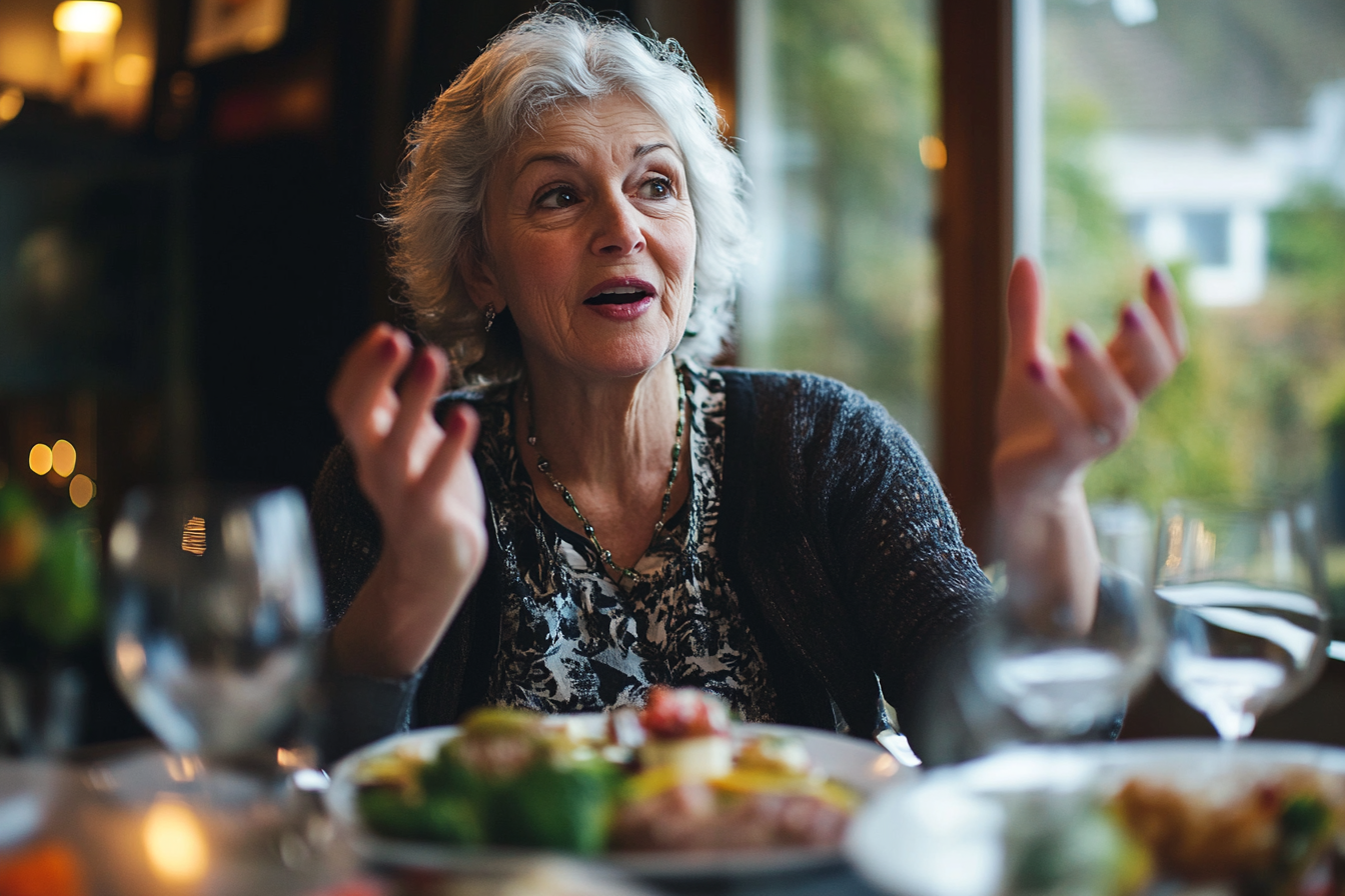 Una mujer hablando durante la cena | Fuente: Midjourney