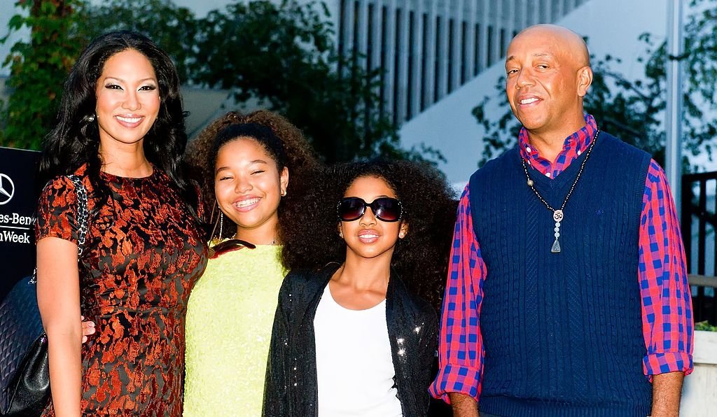 Kimora, Ming y Aoki Lee Simmons junto a Russell Simmons en la Semana de la Moda Mercedes-Benz el 7 de septiembre de 2012, en Nueva York. | Foto: Getty Images