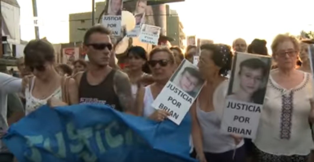 Personas piden justicia para Brian (Foto: YouTube/Télam)