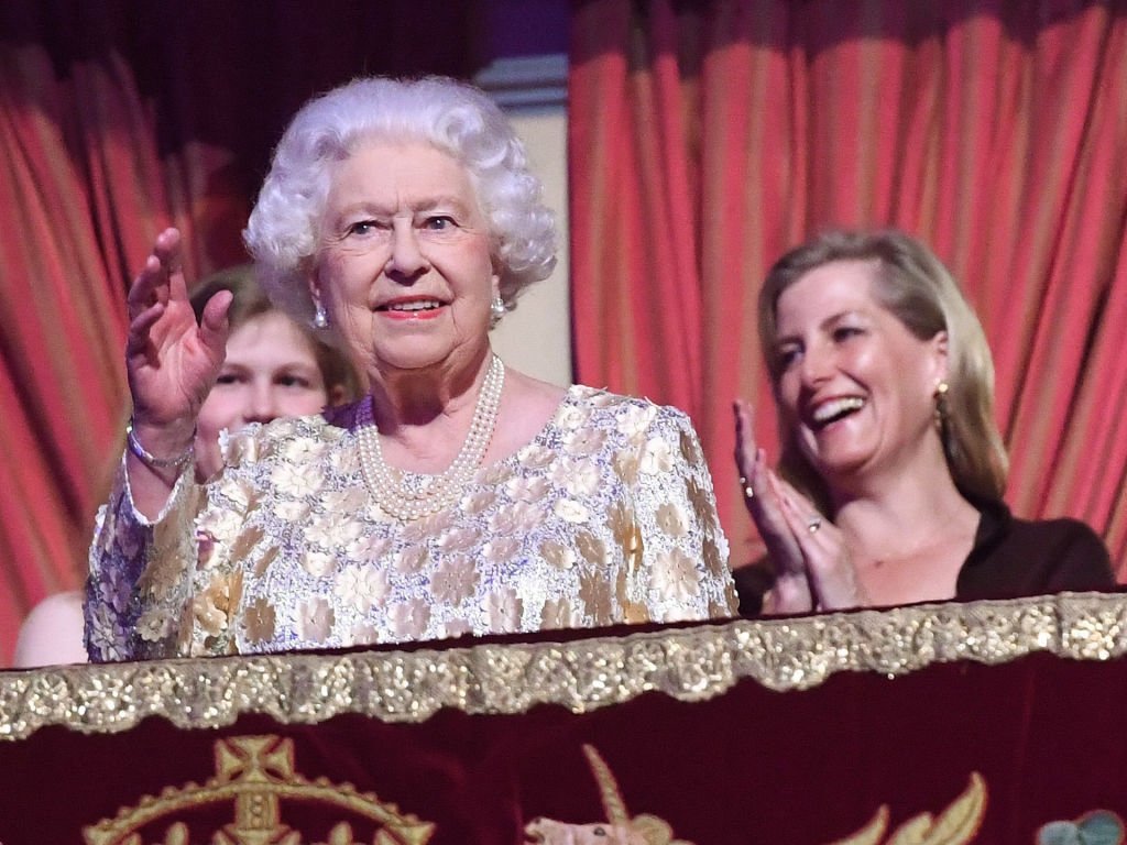 Sophie, condesa de Wessex y la reina Elizabeth II en el Royal Albert Hall, el 21 de abril de 2018 en Londres, Inglaterra. | Foto: Getty Images