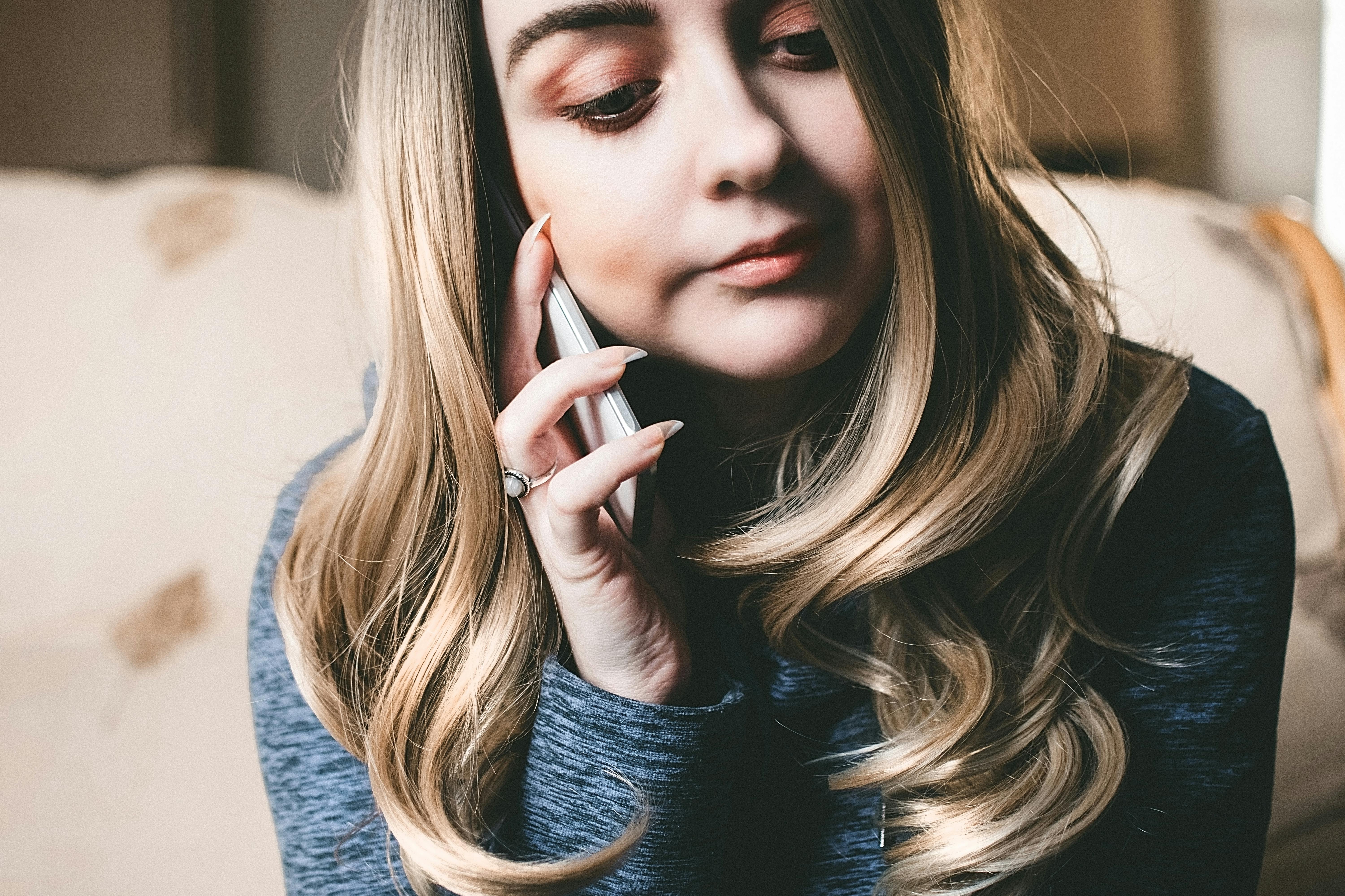 Adolescente hablando por teléfono | Fuente: Pexels