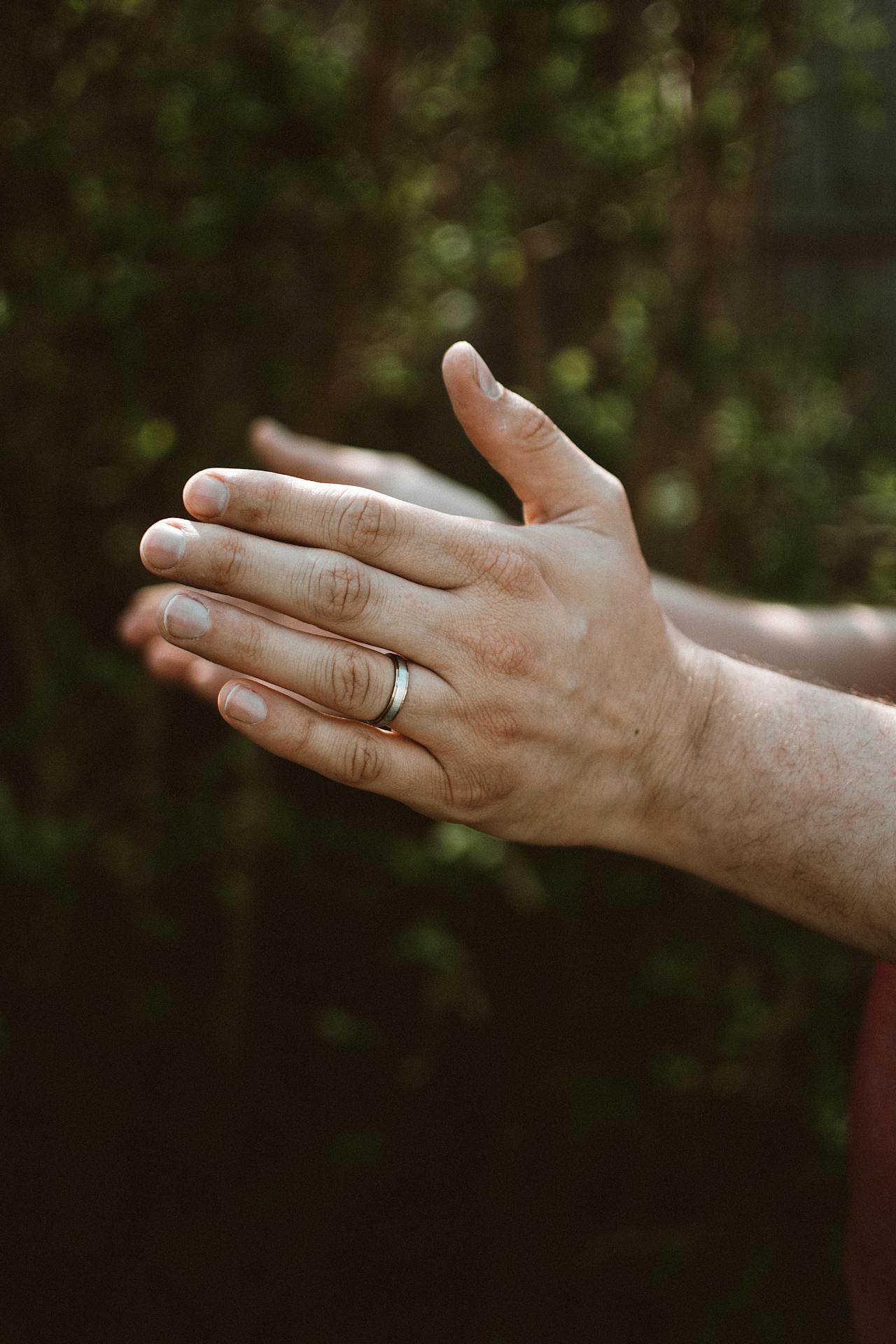 Un hombre presumiendo de anillo de compromiso | Fuente: Pexels