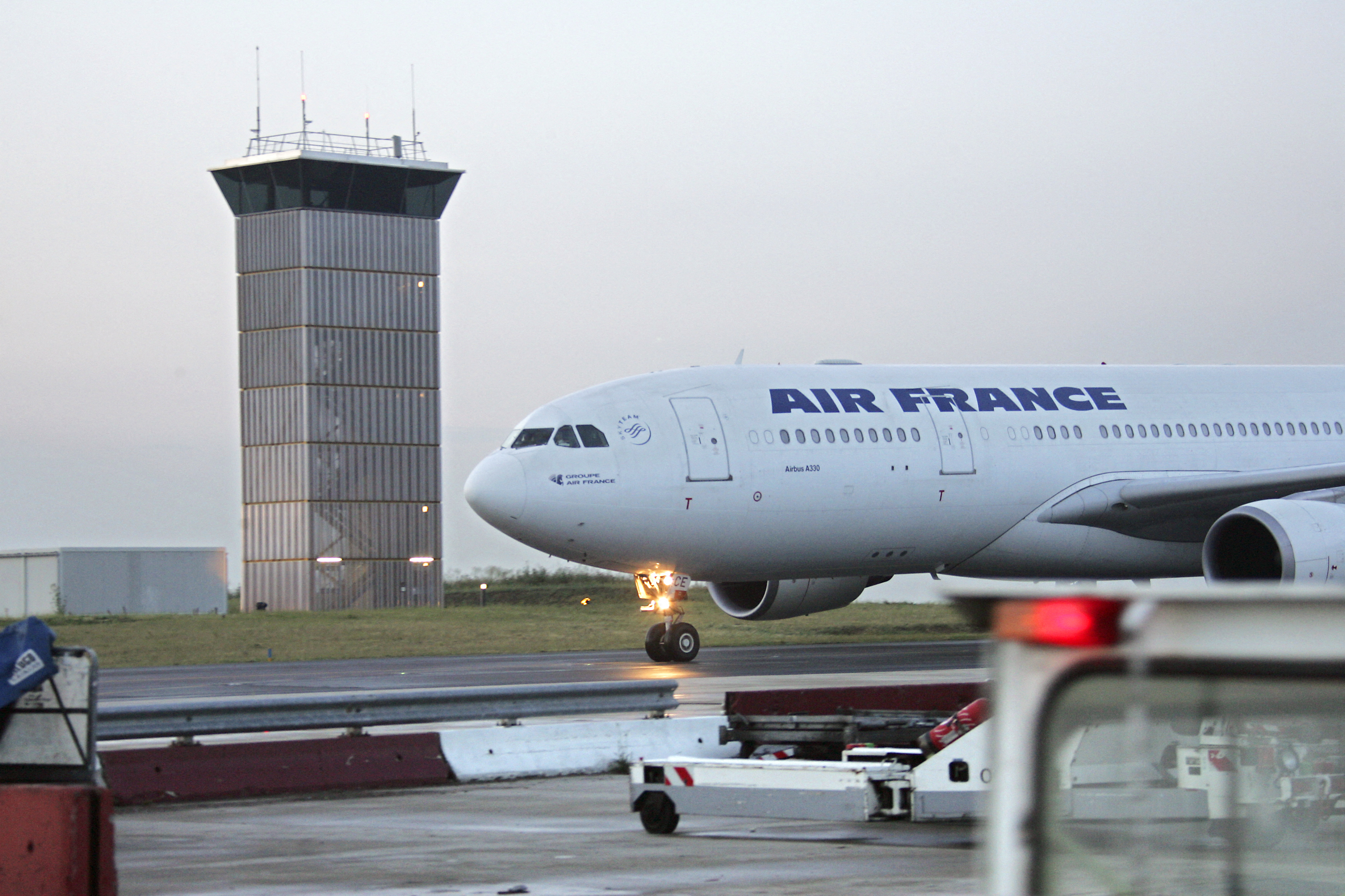 Un Airbus A330 de Air France acercándose a la torre de control de tráfico de París en 2006 | Fuente: Getty images