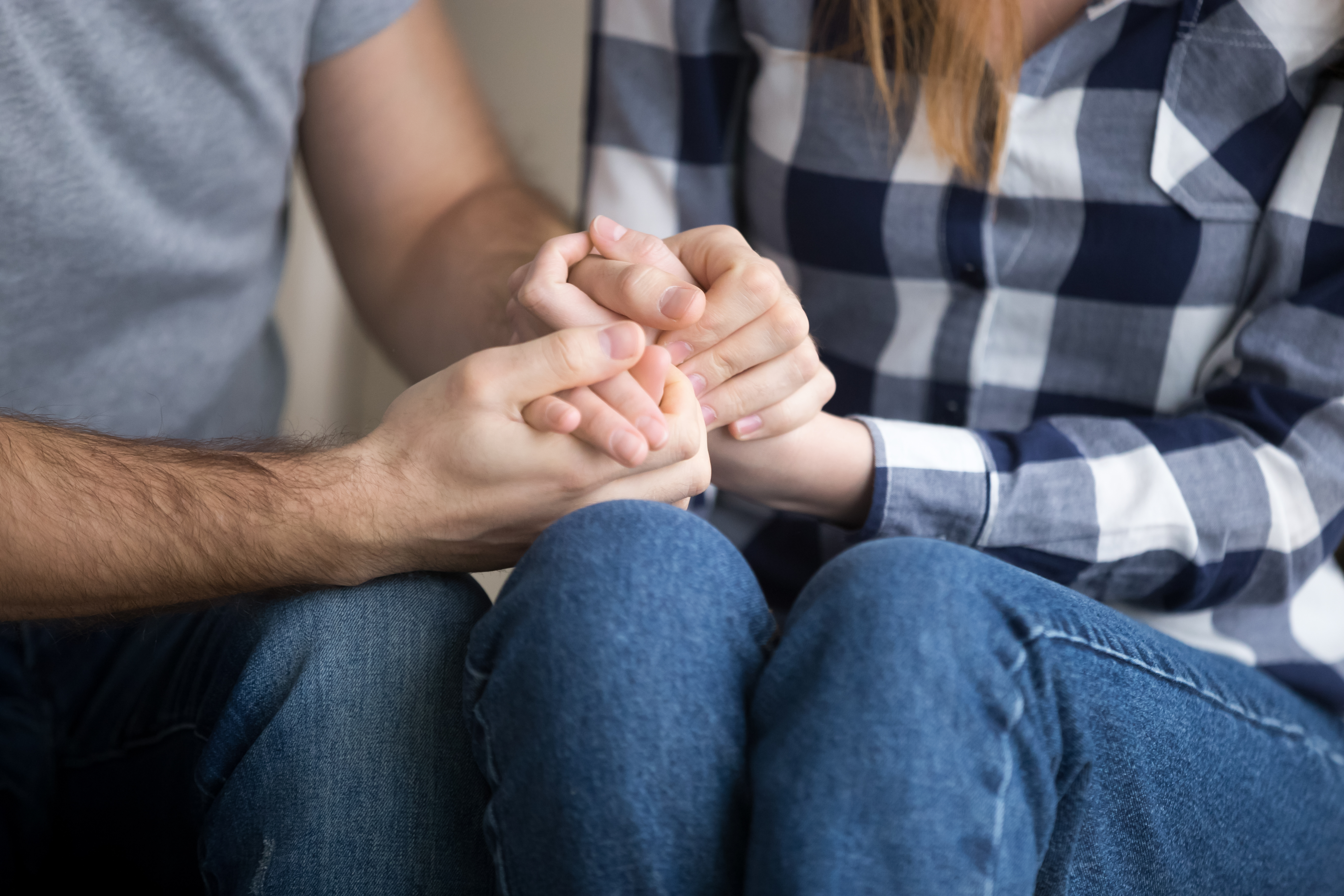 Una pareja cogida de la mano como gesto de apoyo | Fuente: Getty Images